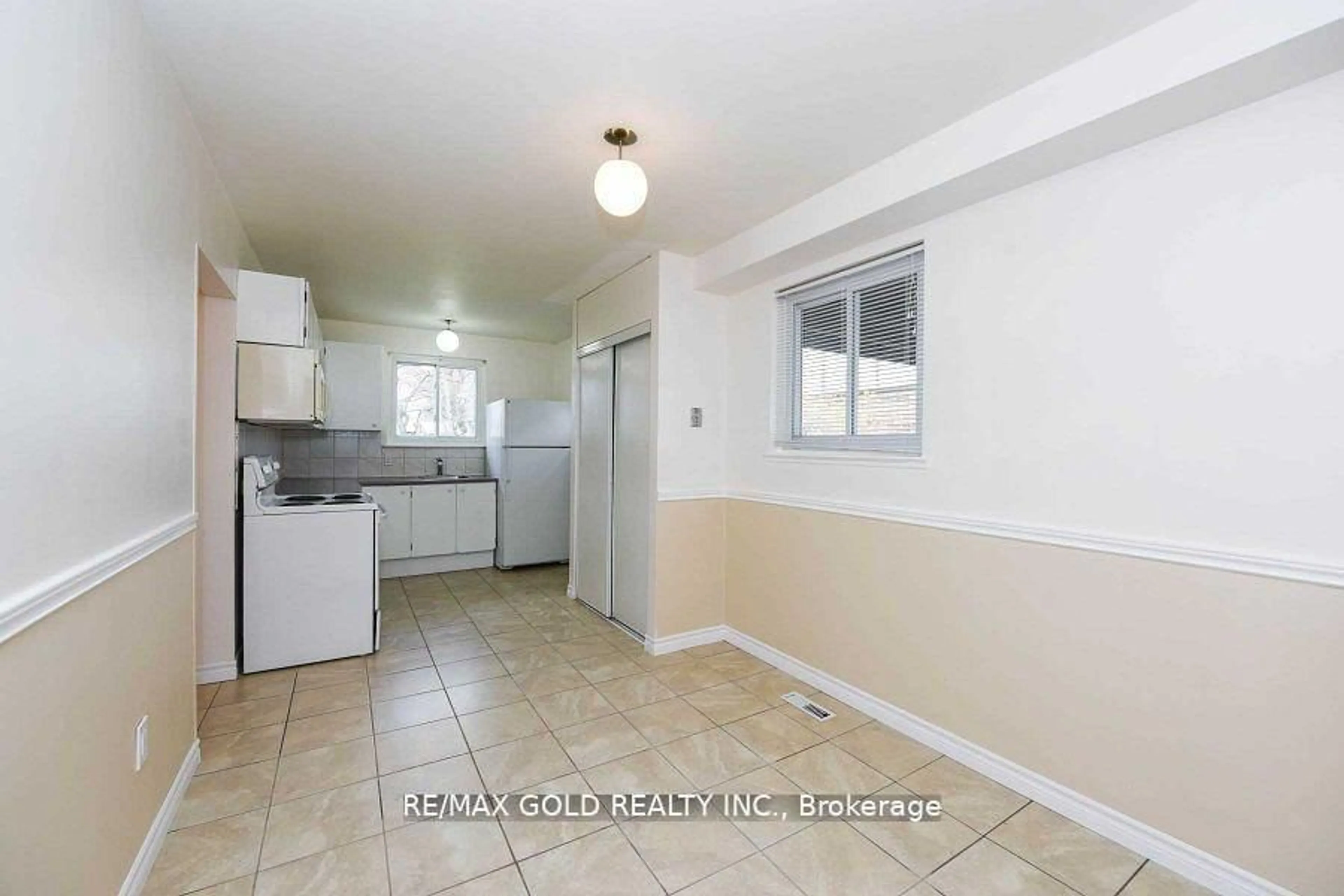 Standard kitchen, ceramic/tile floor for 3657 Woodruff Cres, Mississauga Ontario L4T 1T8