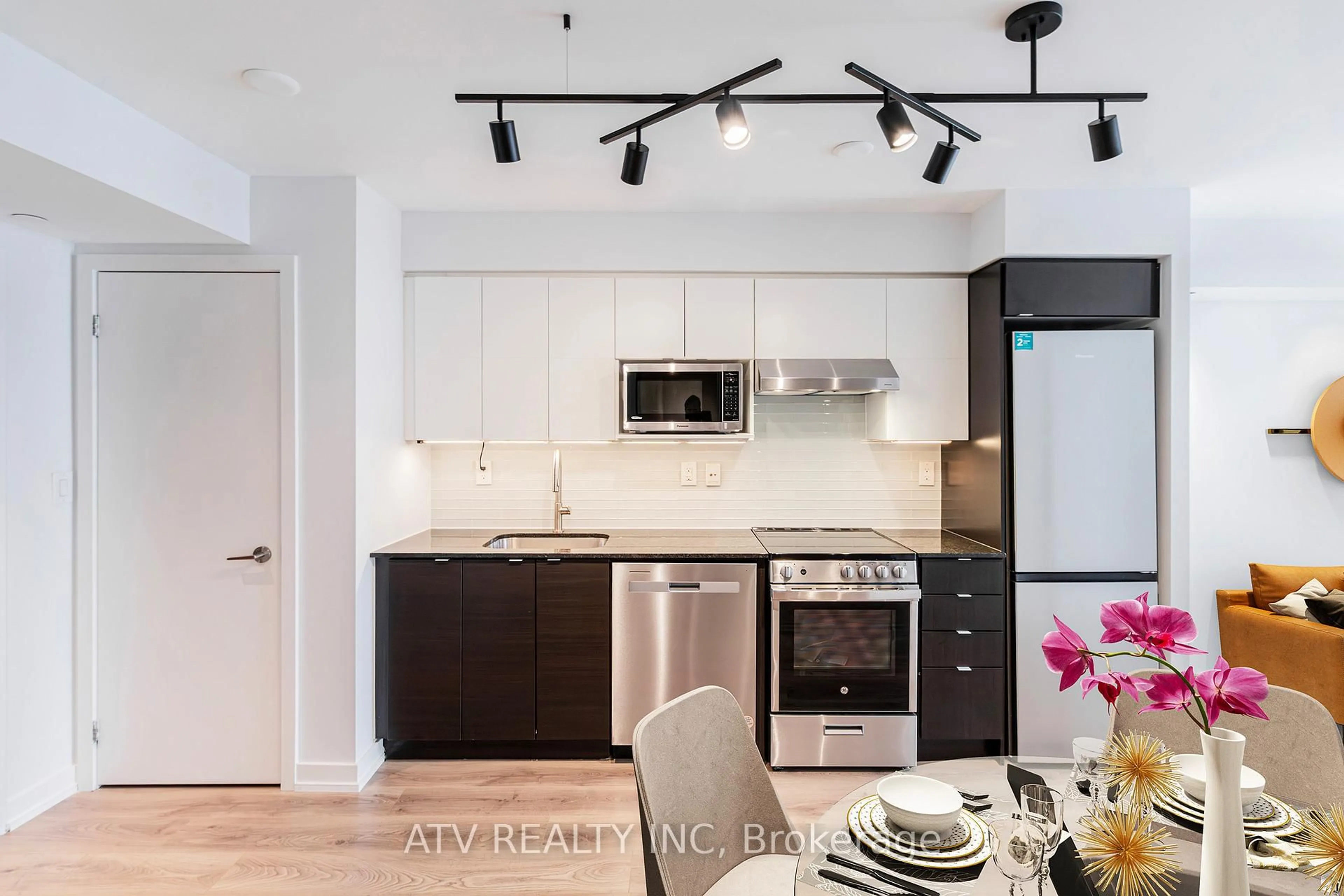Contemporary kitchen, unknown for 160 Flemington Rd #608, Toronto Ontario M6A 1N6