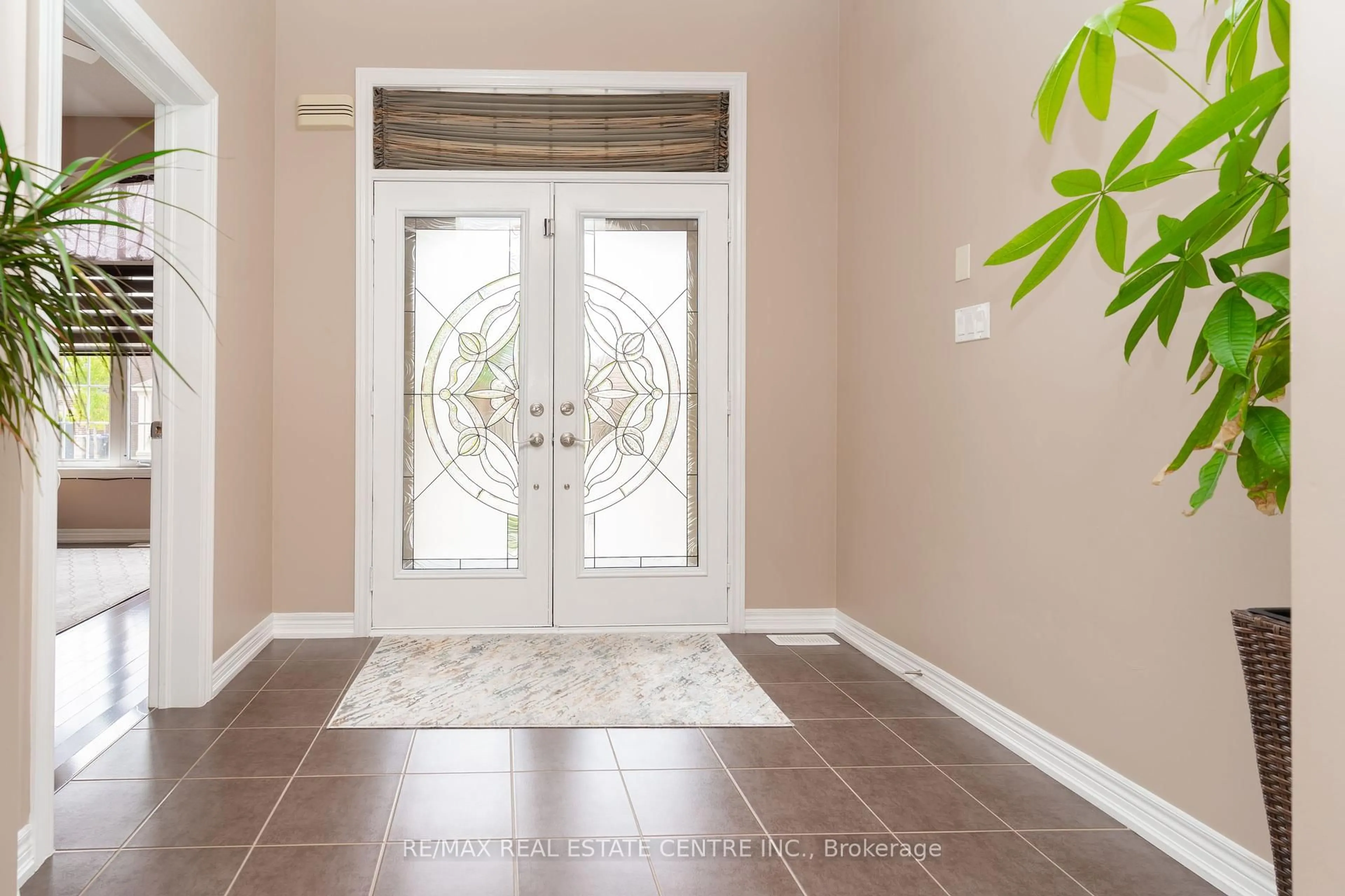 Indoor entryway for 18 Rampart Dr, Brampton Ontario L6P 2K3