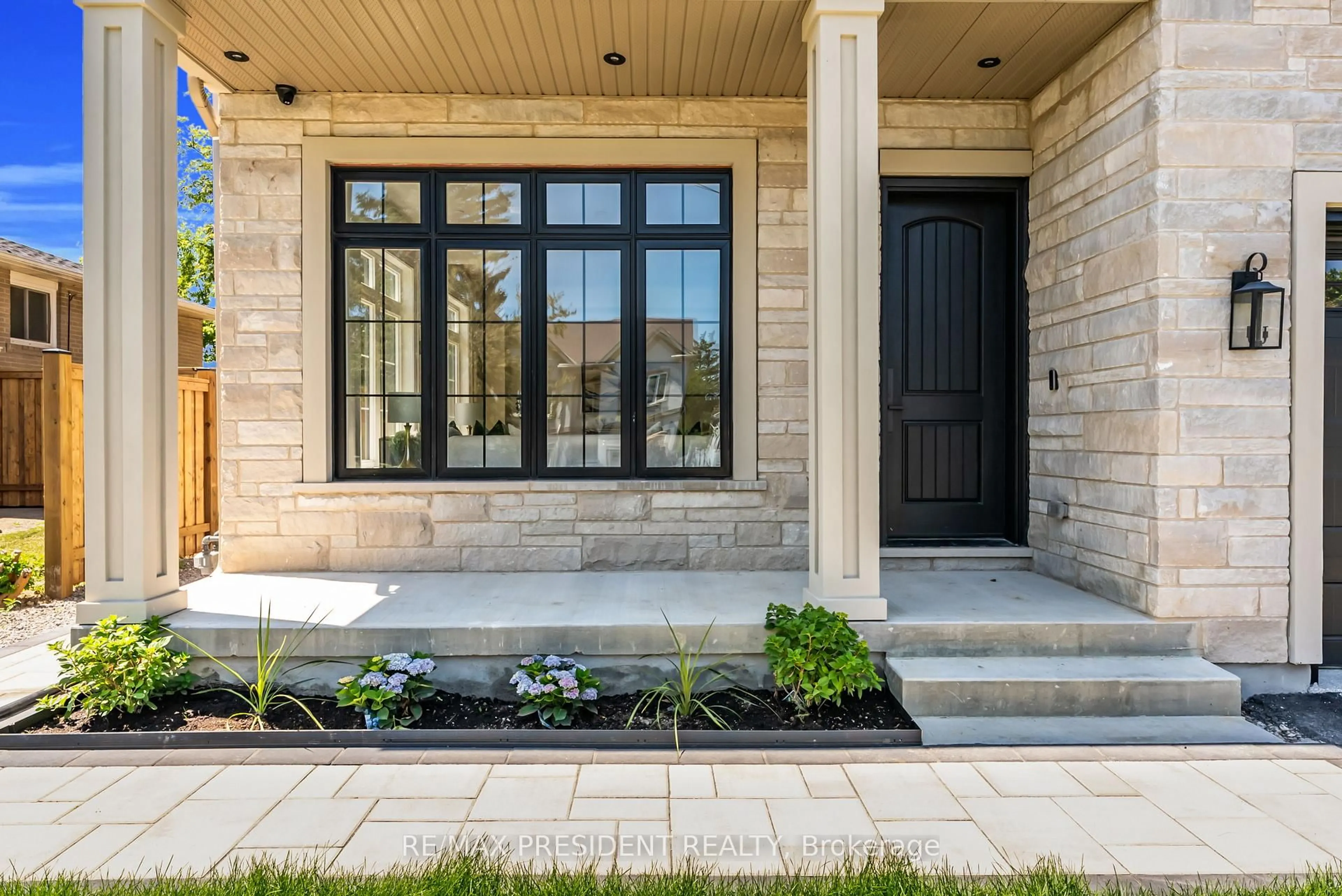 Indoor entryway for 16 Humheller Rd, Toronto Ontario M9W 5K3