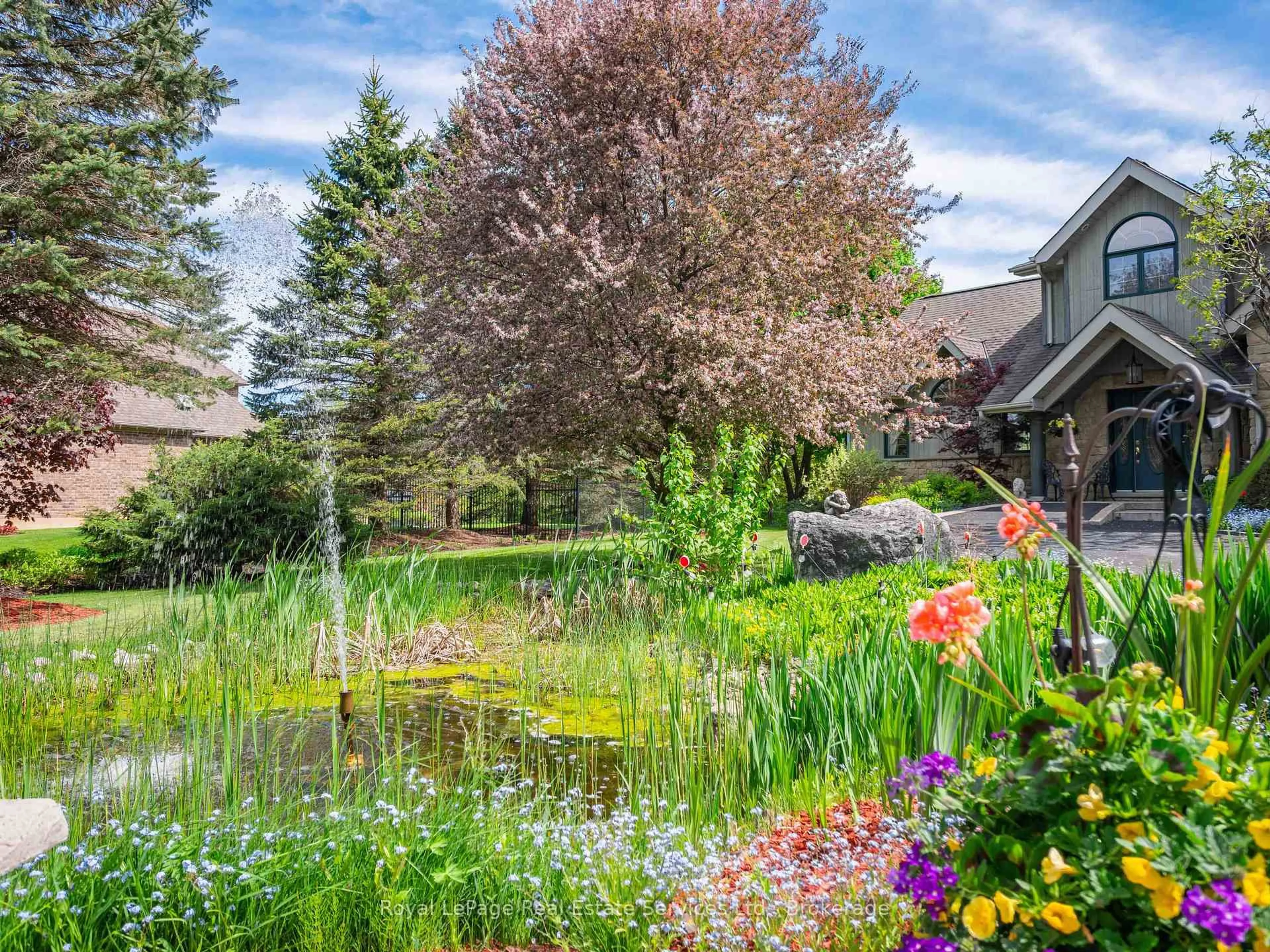 Patio, water/lake/river/ocean view for 6 TURTLE LAKE Dr, Halton Hills Ontario L7J 2W7