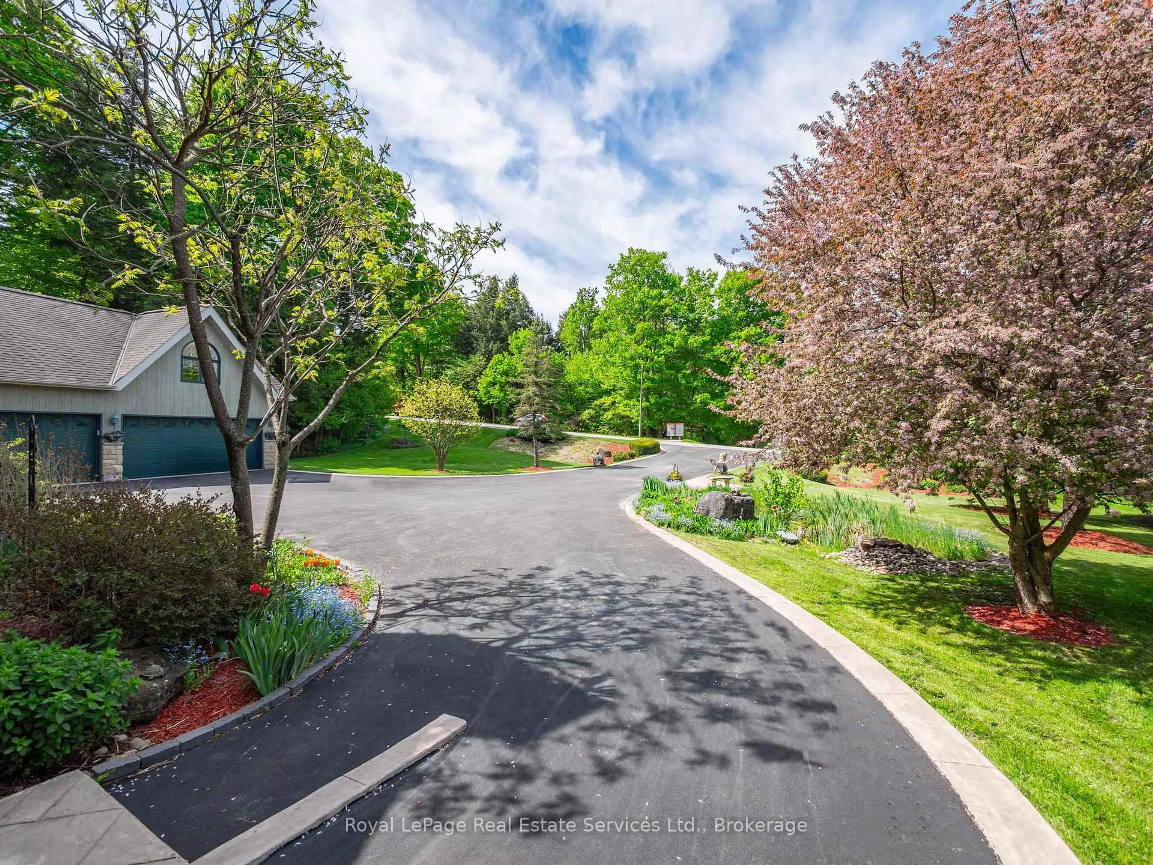 A pic from outside/outdoor area/front of a property/back of a property/a pic from drone, street for 6 TURTLE LAKE Dr, Halton Hills Ontario L7J 2W7
