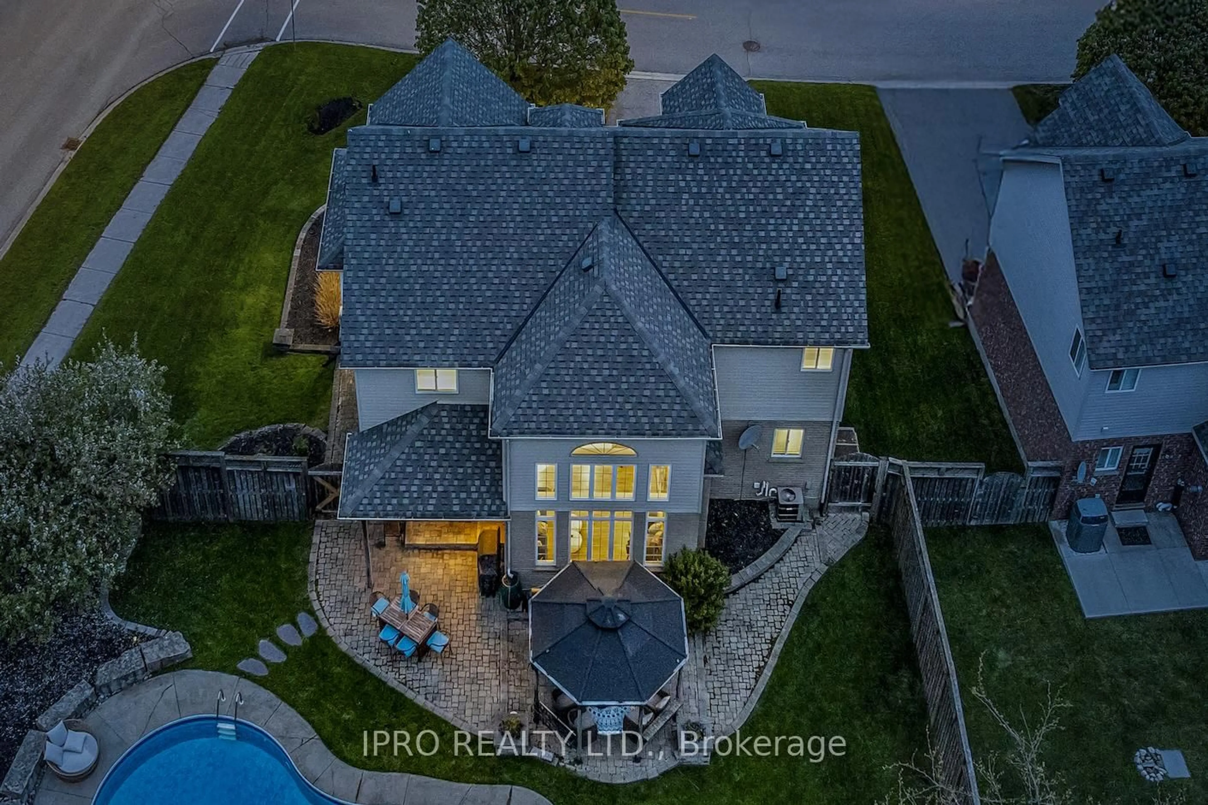 A pic from outside/outdoor area/front of a property/back of a property/a pic from drone, street for 2 Redfern St, Orangeville Ontario L9W 5C8