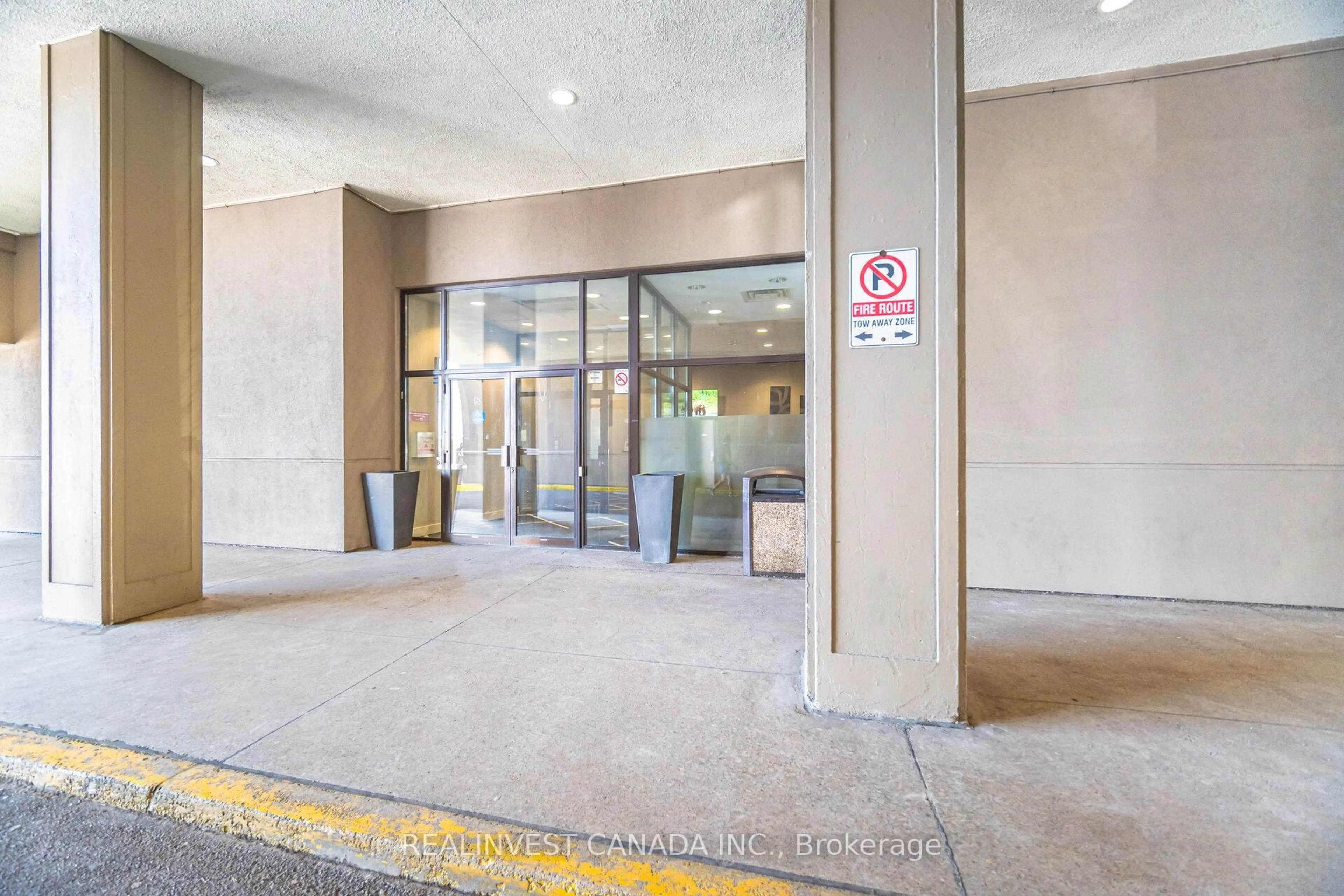 Indoor foyer for 2737 Keele St #905, Toronto Ontario M3M 2E9