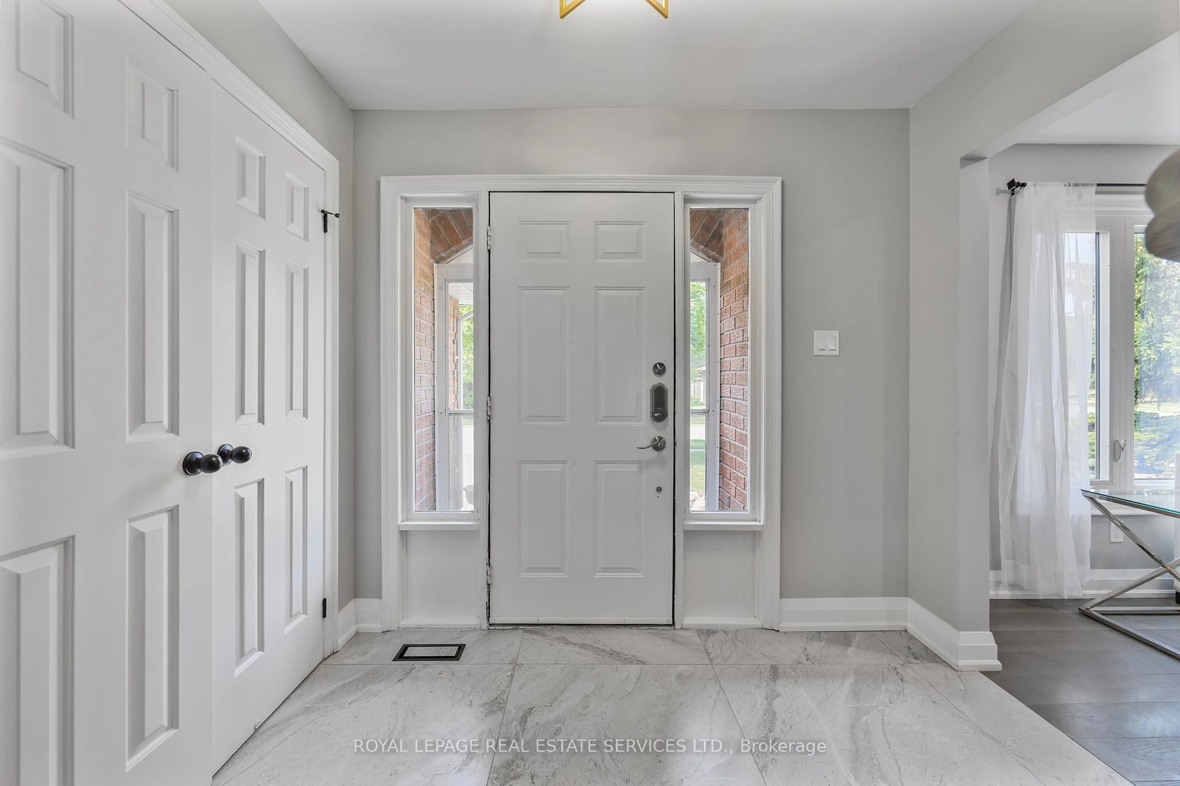 Indoor entryway for 3551 Wass Cres, Oakville Ontario L6L 6G2