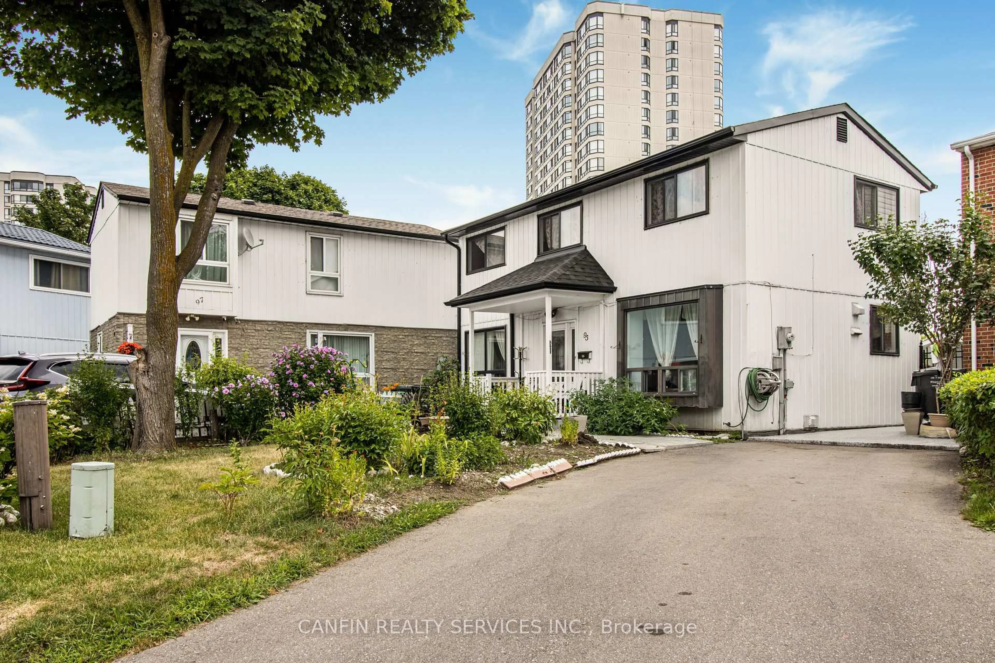 A pic from outside/outdoor area/front of a property/back of a property/a pic from drone, street for 95 Huntingwood Cres, Brampton Ontario L6S 1S5
