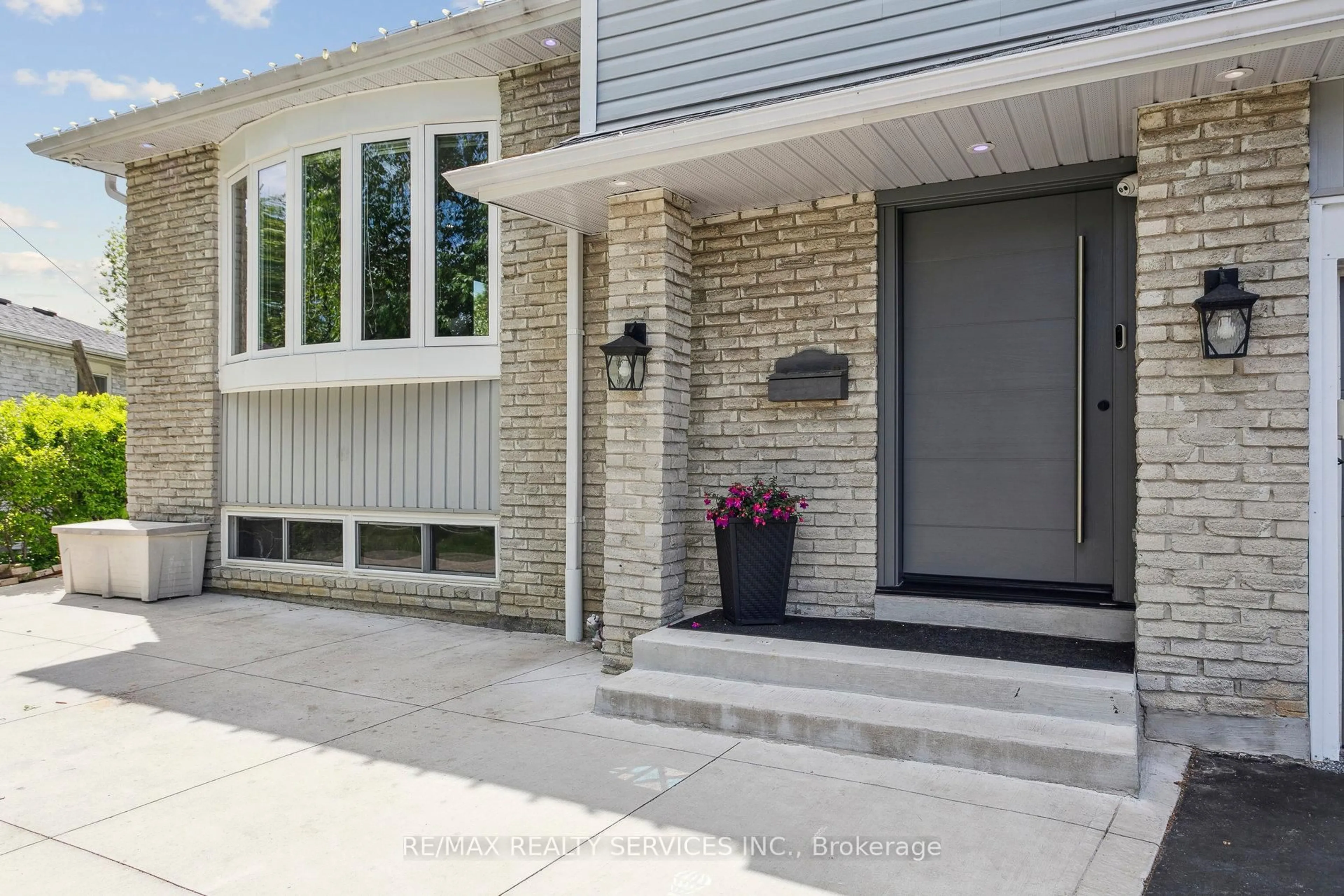 Home with brick exterior material, street for 16 Groveland Crt, Brampton Ontario L6S 1L4