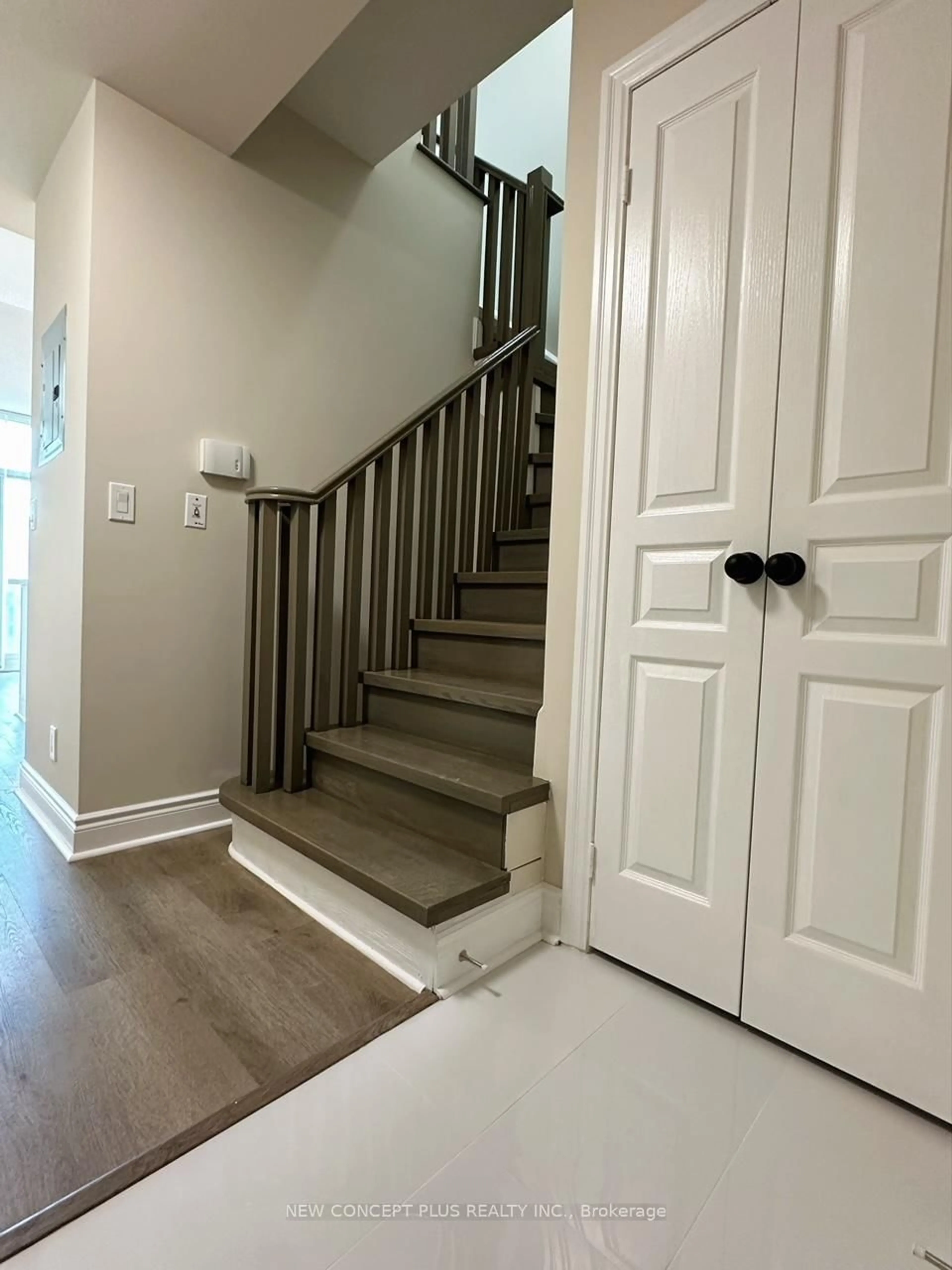 Indoor entryway for 3939 Duke of York Blvd #914, Mississauga Ontario L5B 4N2