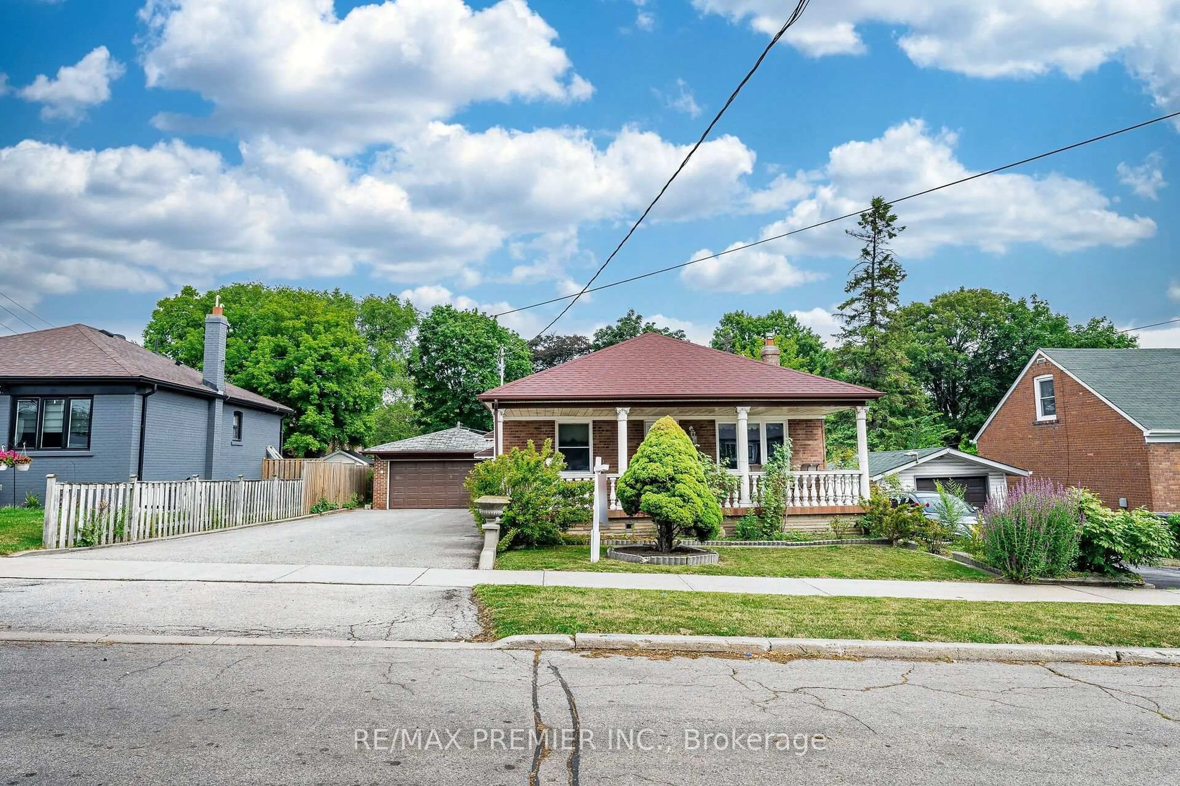 A pic from outside/outdoor area/front of a property/back of a property/a pic from drone, street for 22 Meadow Lane Ave, Toronto Ontario M3L 1C1