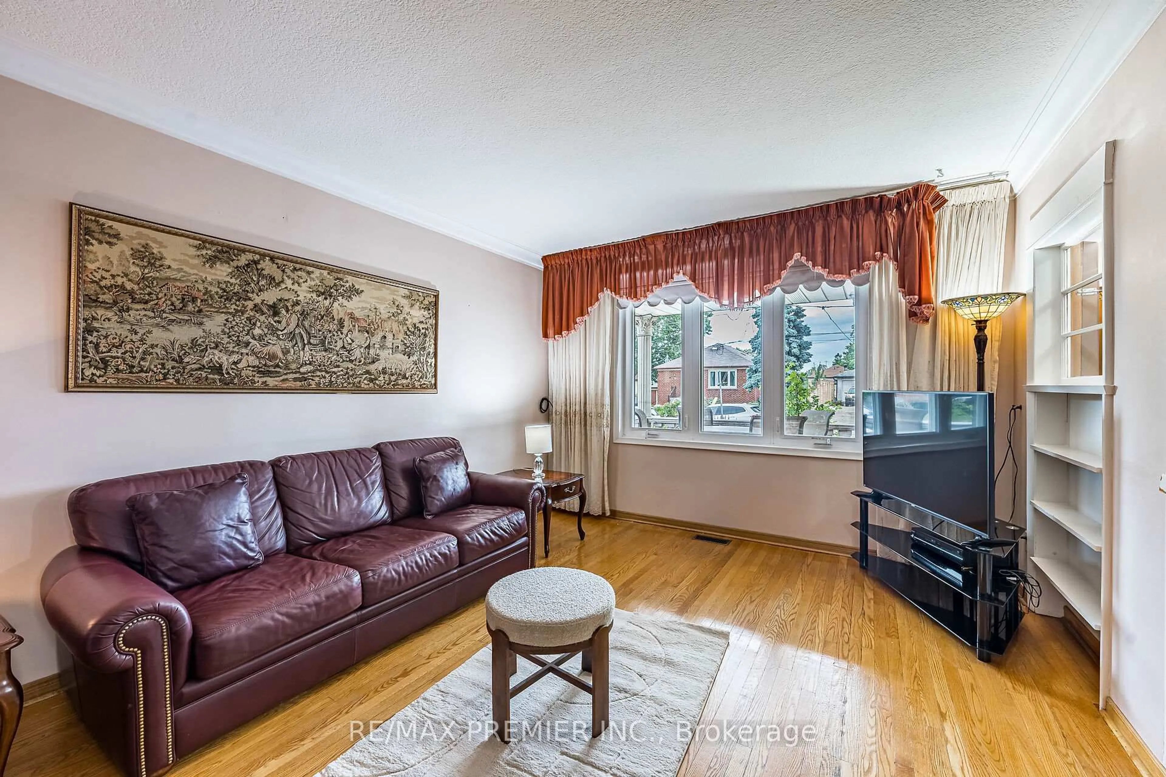 Living room with furniture, unknown for 22 Meadow Lane Ave, Toronto Ontario M3L 1C1