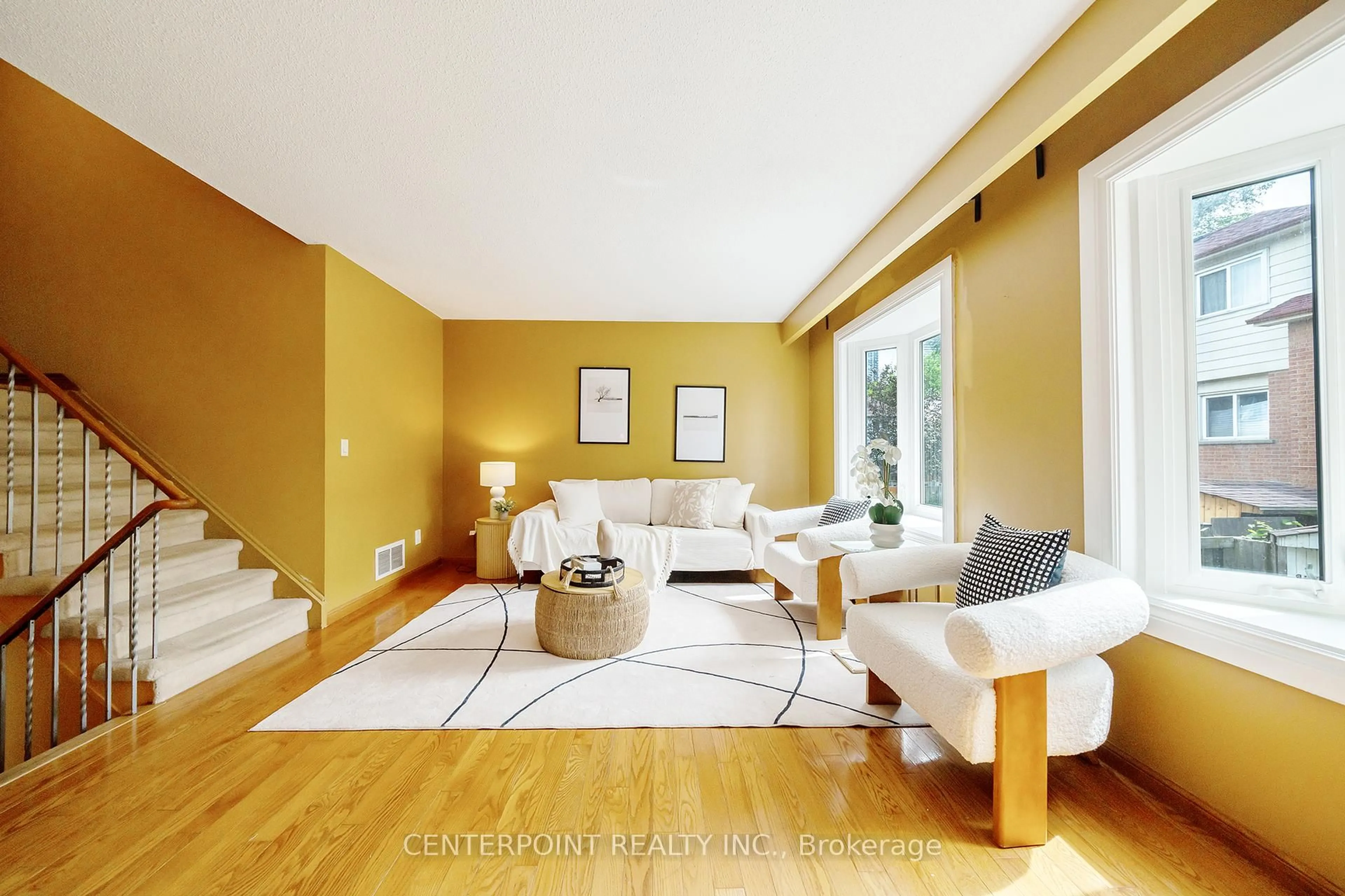 Living room with furniture, unknown for 4142 Tea Garden Circ, Mississauga Ontario L5B 2X8