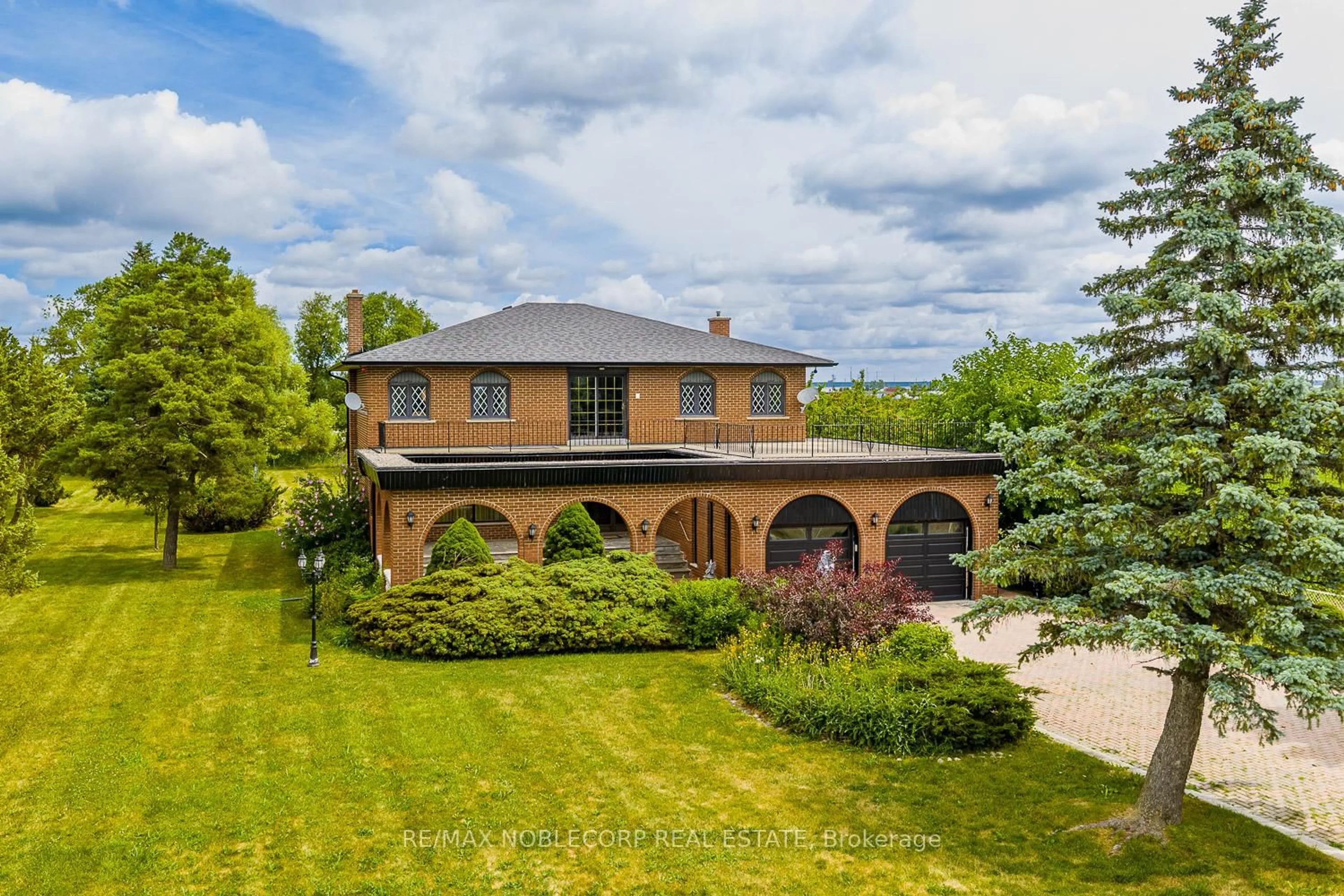 A pic from outside/outdoor area/front of a property/back of a property/a pic from drone, unknown for 10201 Clarkway Dr, Brampton Ontario L6P 0W3