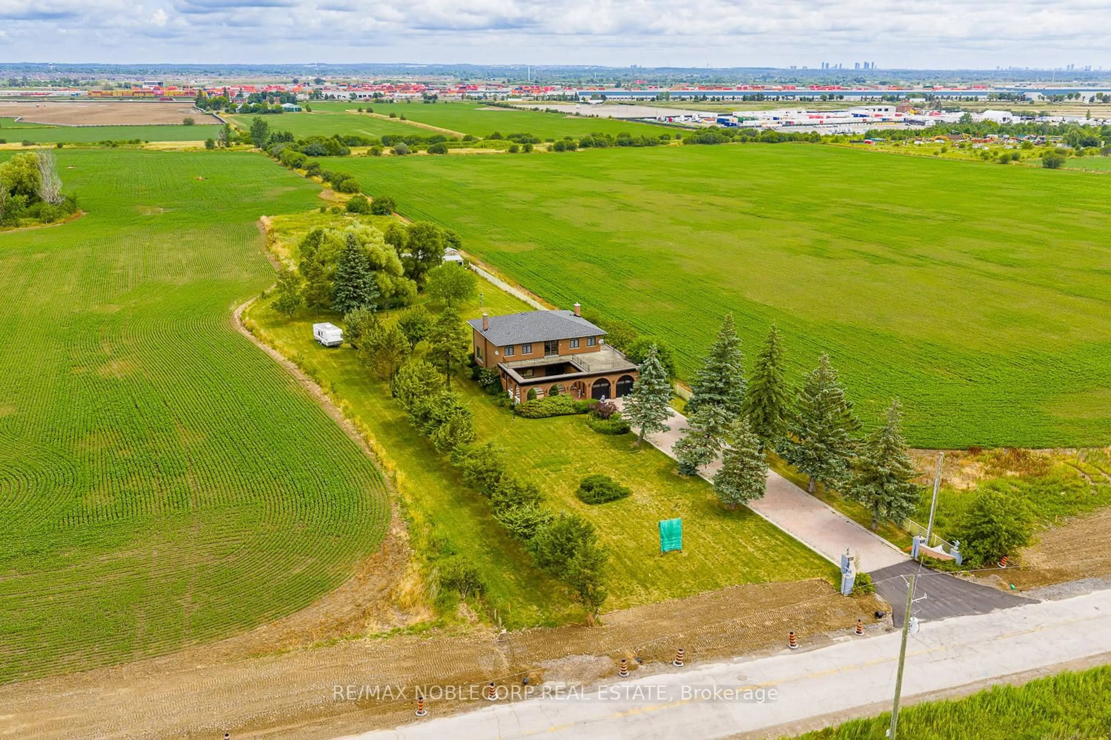 A pic from outside/outdoor area/front of a property/back of a property/a pic from drone, water/lake/river/ocean view for 10201 Clarkway Dr, Brampton Ontario L6P 0W3