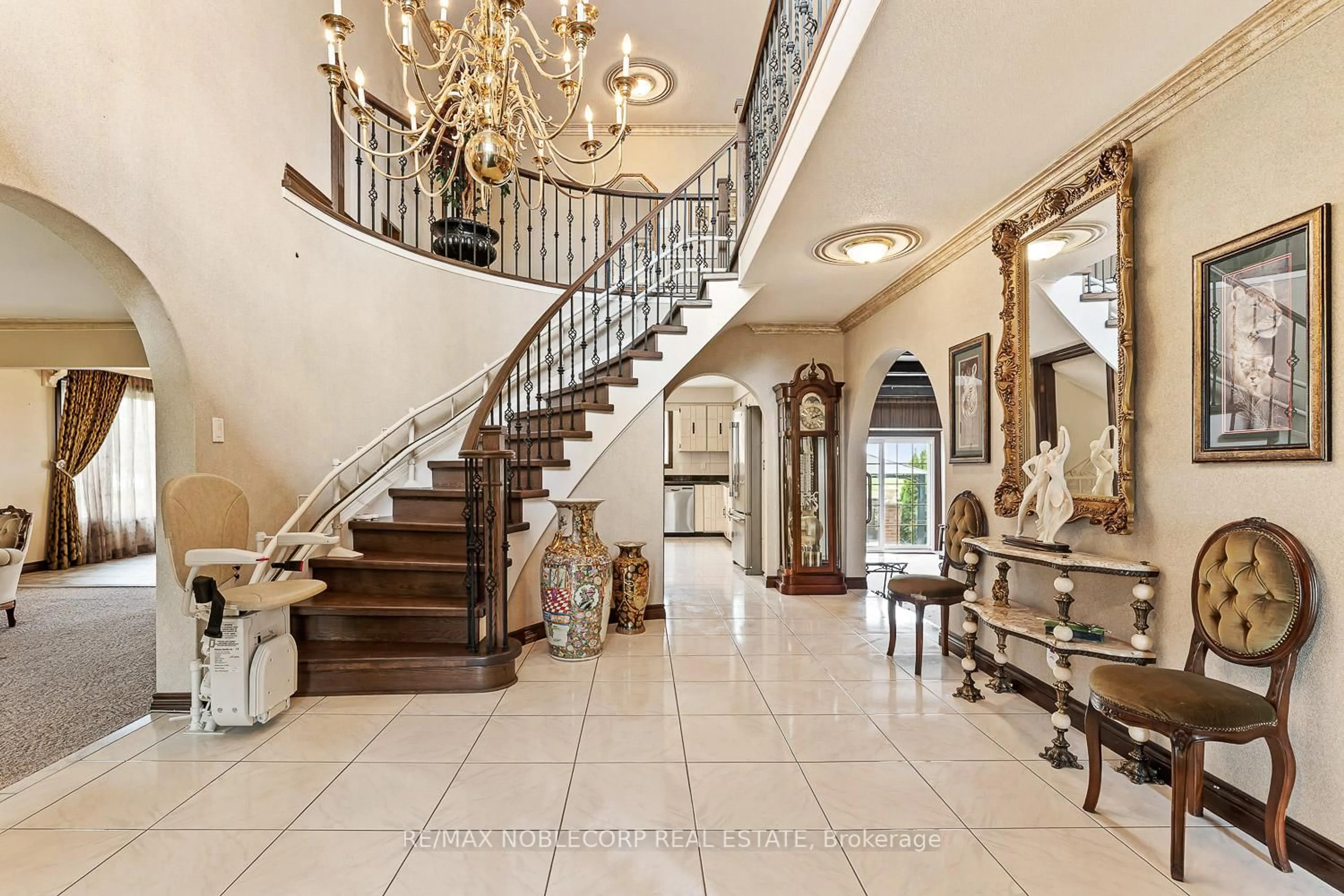 Indoor foyer for 10201 Clarkway Dr, Brampton Ontario L6P 0W3