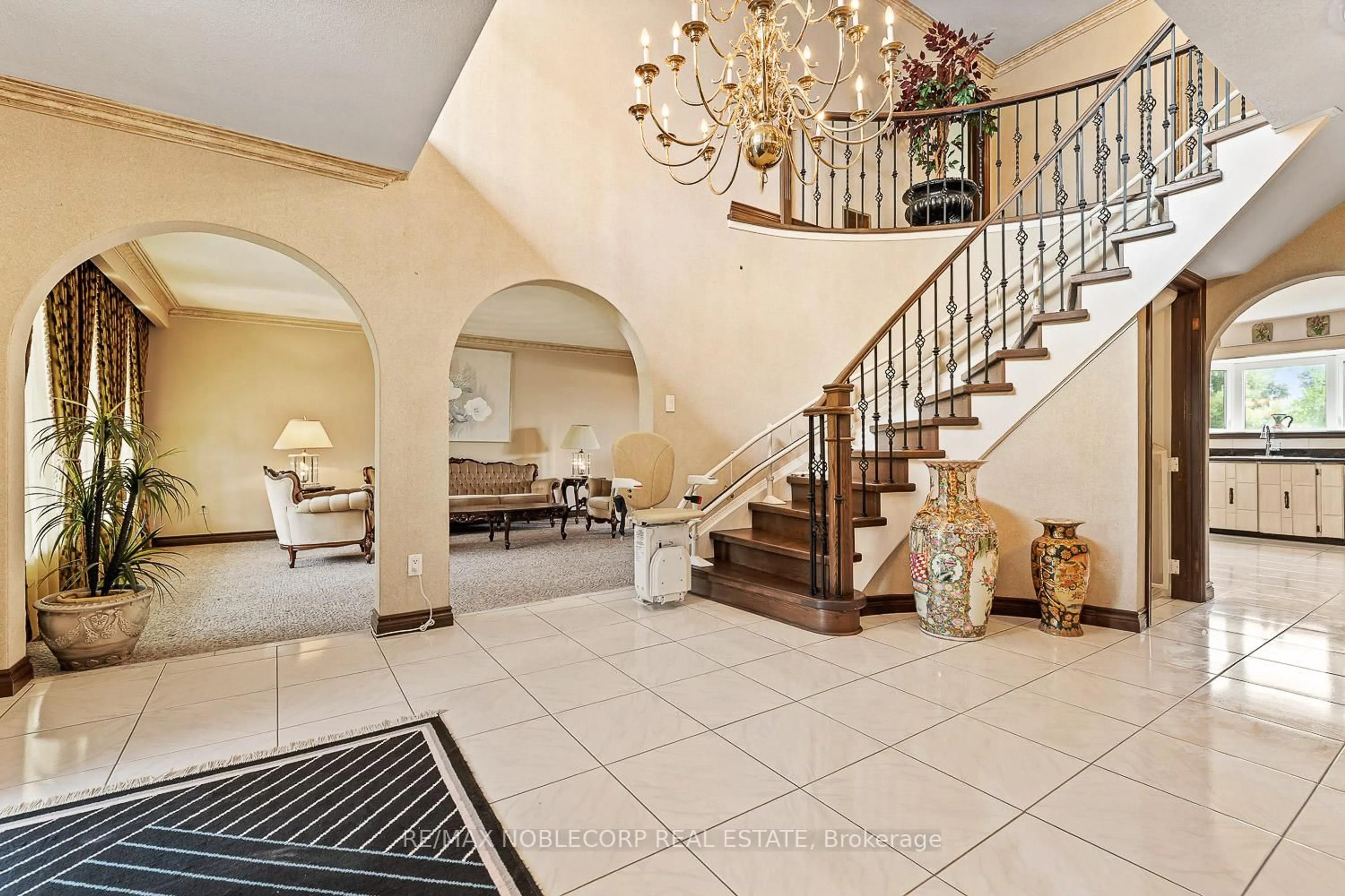 Indoor foyer for 10201 Clarkway Dr, Brampton Ontario L6P 0W3
