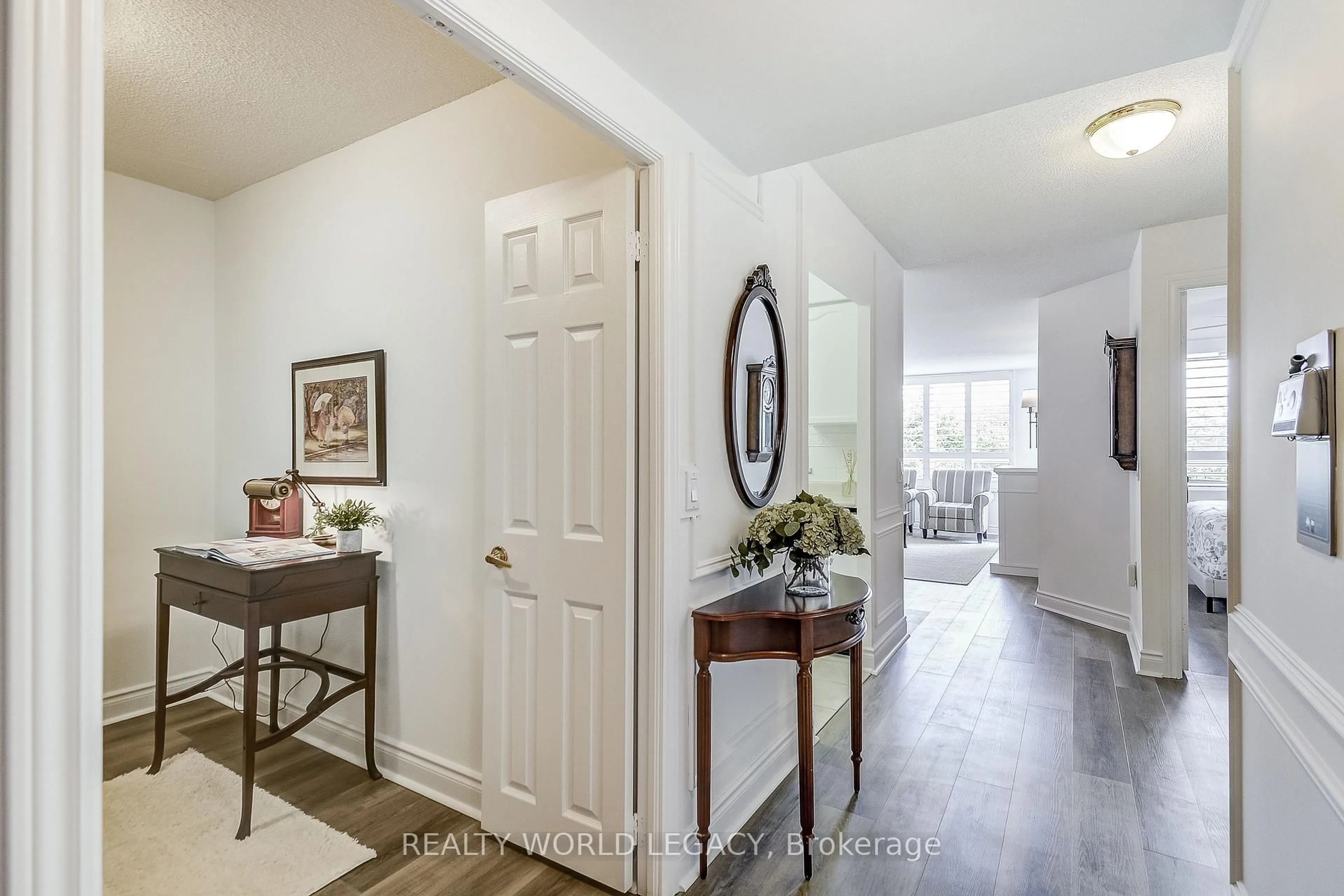 Indoor entryway for 100 Burloak Dr #1416, Burlington Ontario L7L 6P6