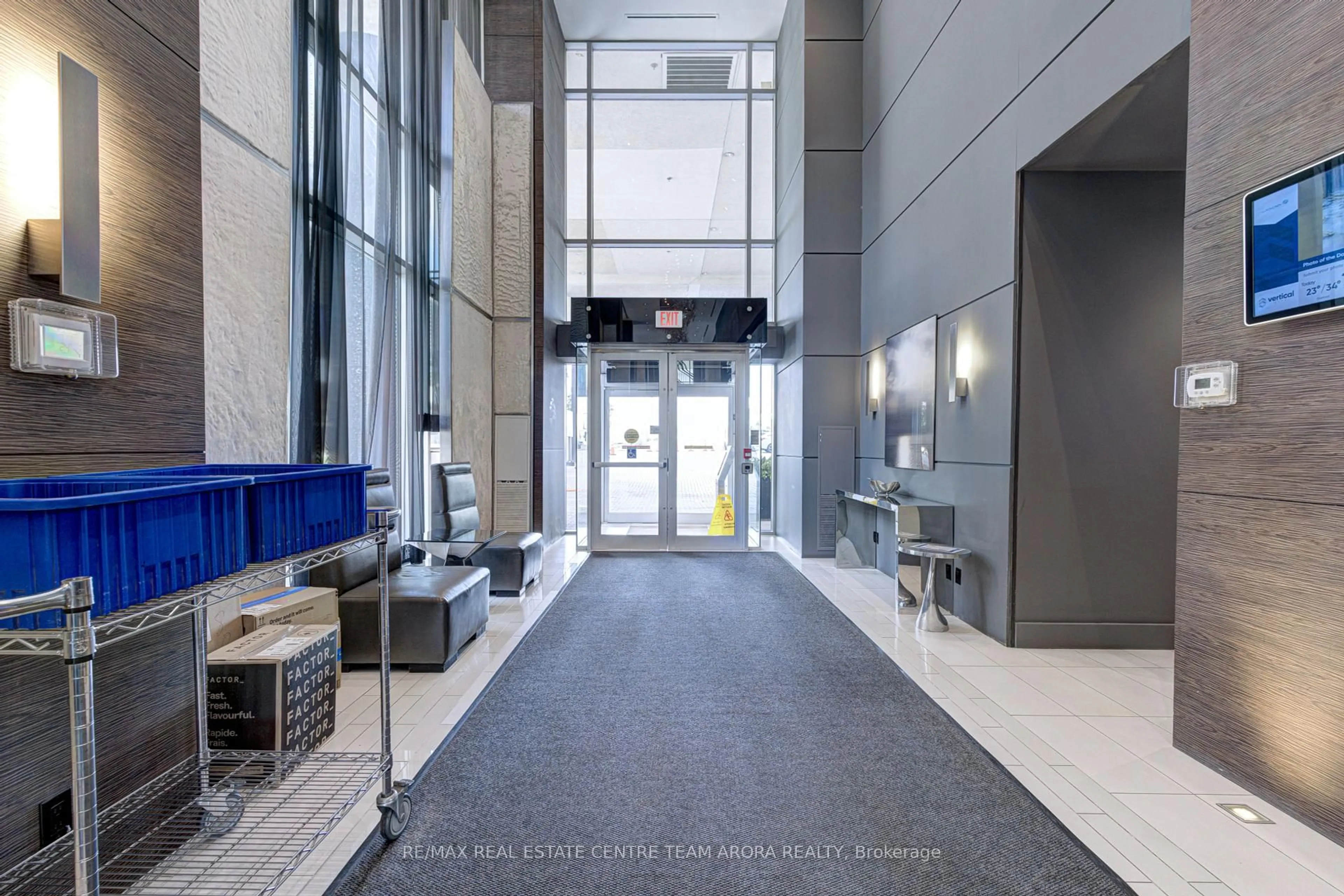 Indoor foyer for 33 Shore Breeze Dr #3302, Toronto Ontario M8V 0G1