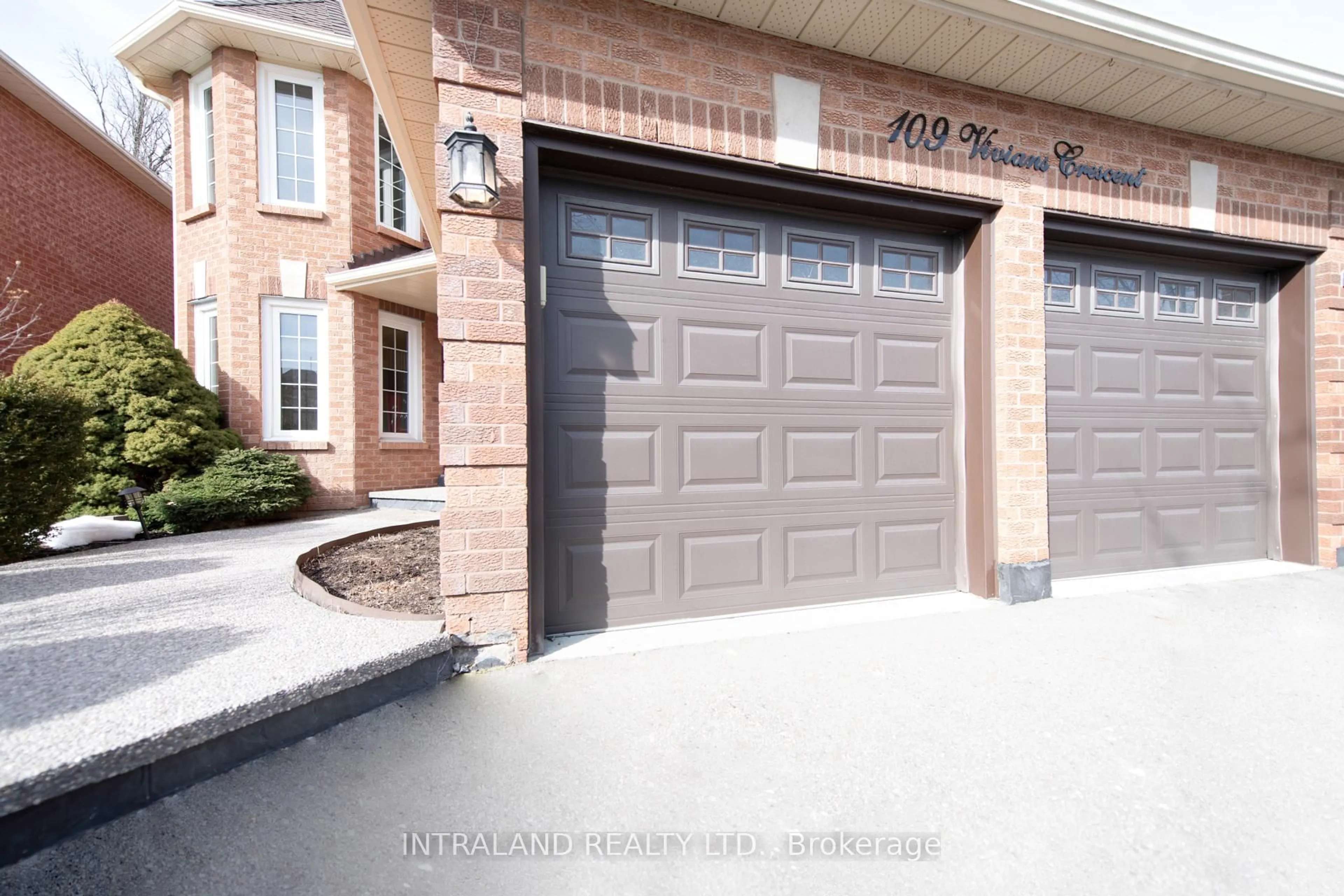 Indoor garage for 109 Vivians Cres, Brampton Ontario L6Y 4V4