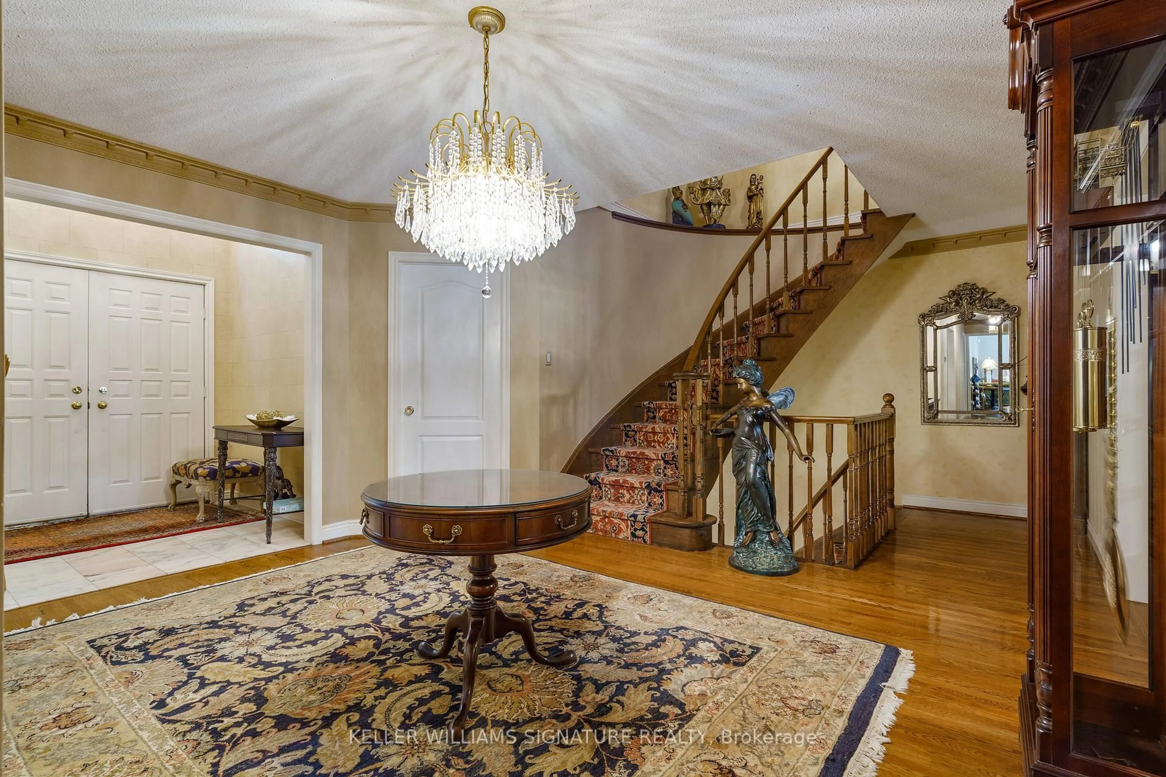 Indoor foyer for 4334 Wellsborough Pl, Mississauga Ontario L5M 3J4