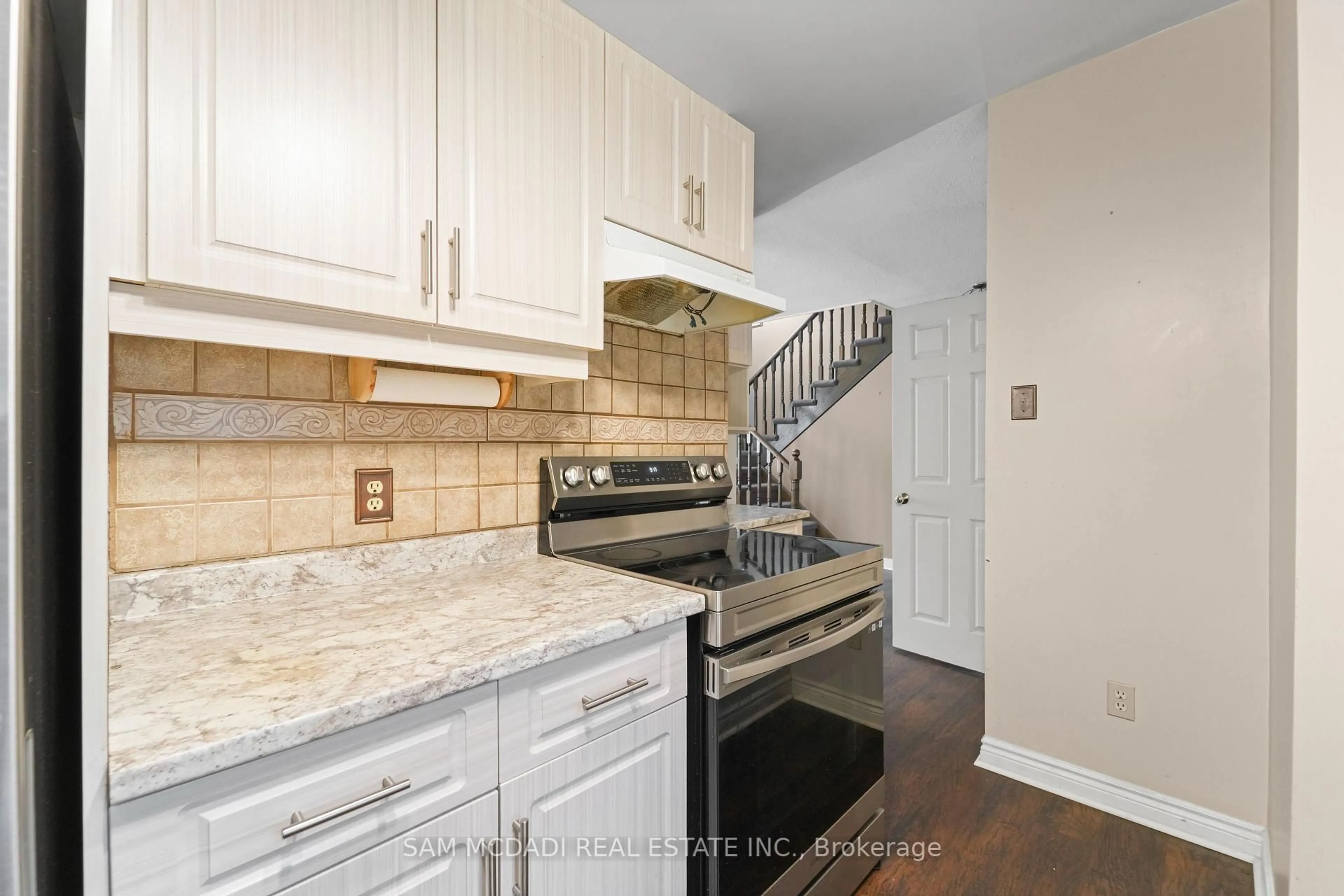 Open concept kitchen, ceramic/tile floor for 37 Park Blvd, Toronto Ontario M8W 1G9