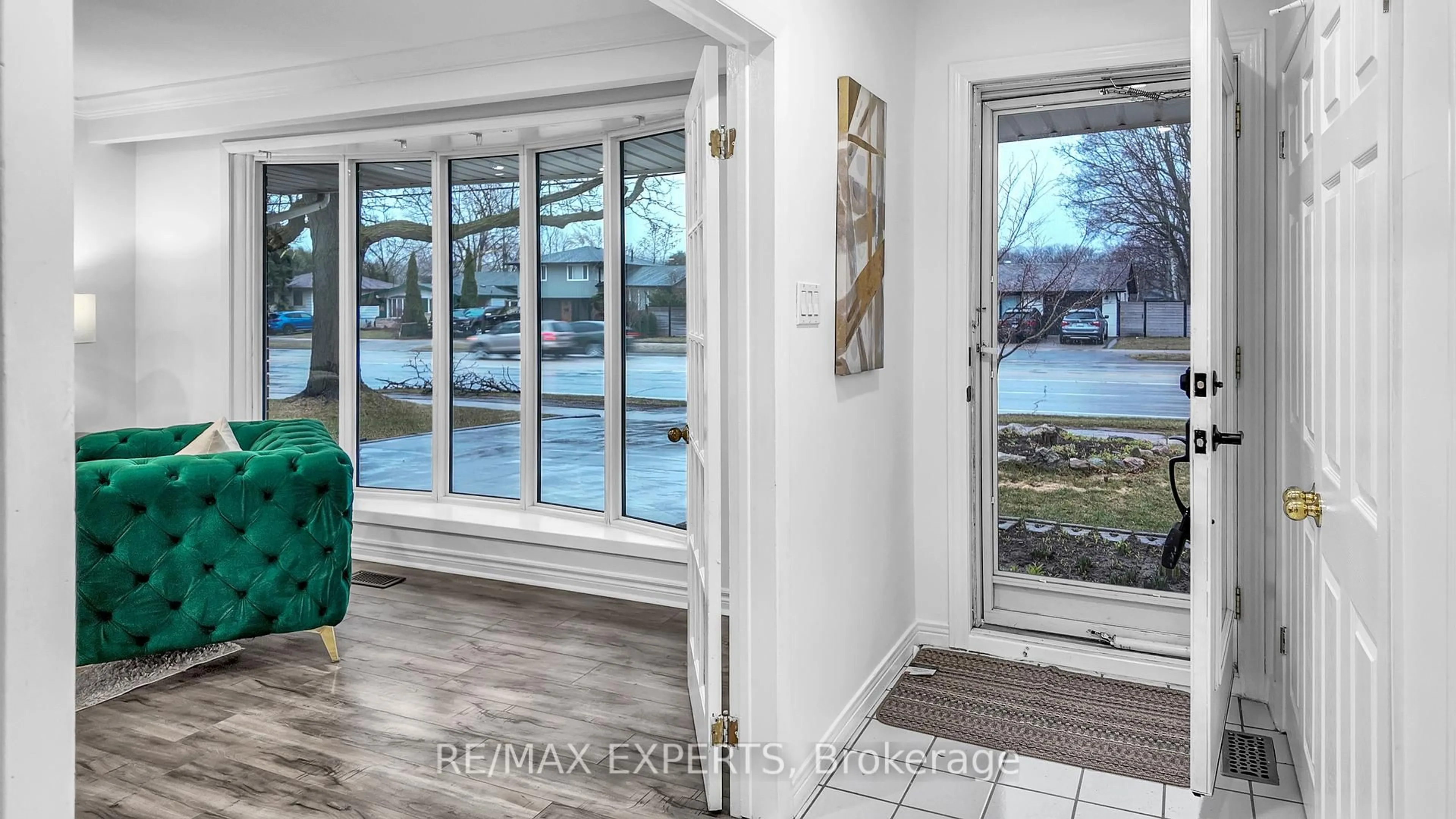 Indoor entryway for 615 Walkers Line, Burlington Ontario L7N 2E6