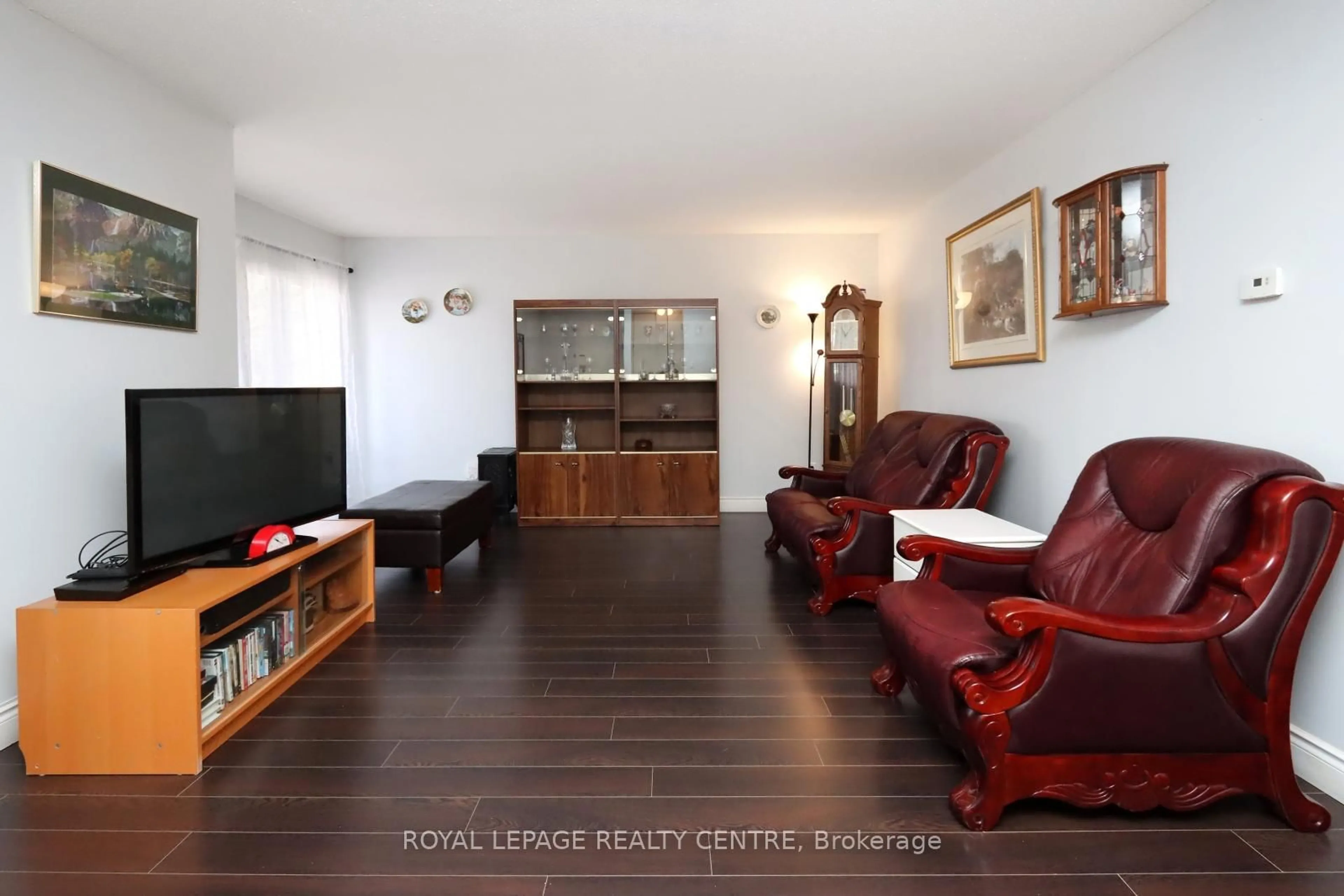 Living room with furniture, wood/laminate floor for 2866 Battleford Rd #Unit 11C, Mississauga Ontario L5N 3L3