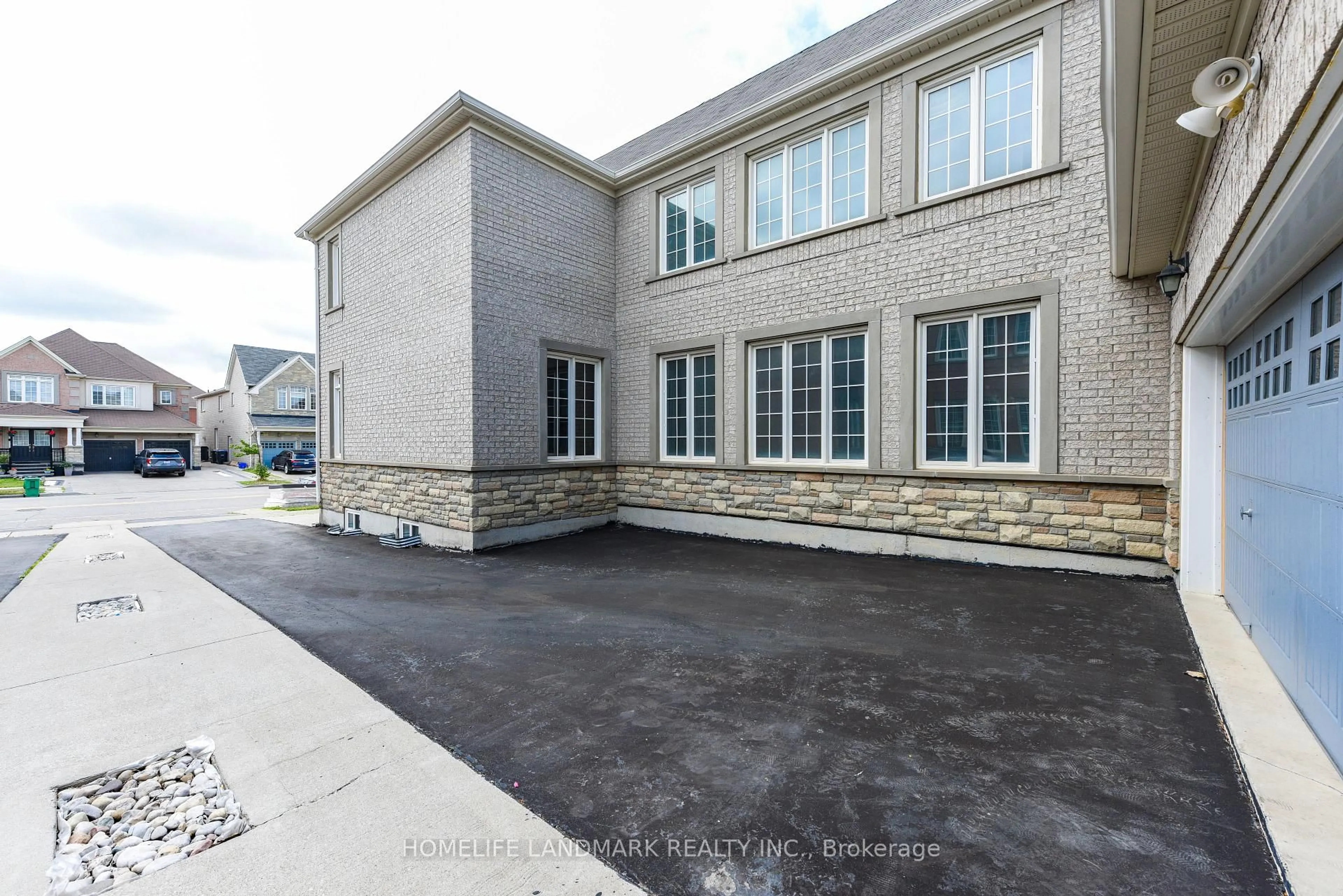 Patio, street for 210 Castle Oaks Crossing, Brampton Ontario L6P 3X2