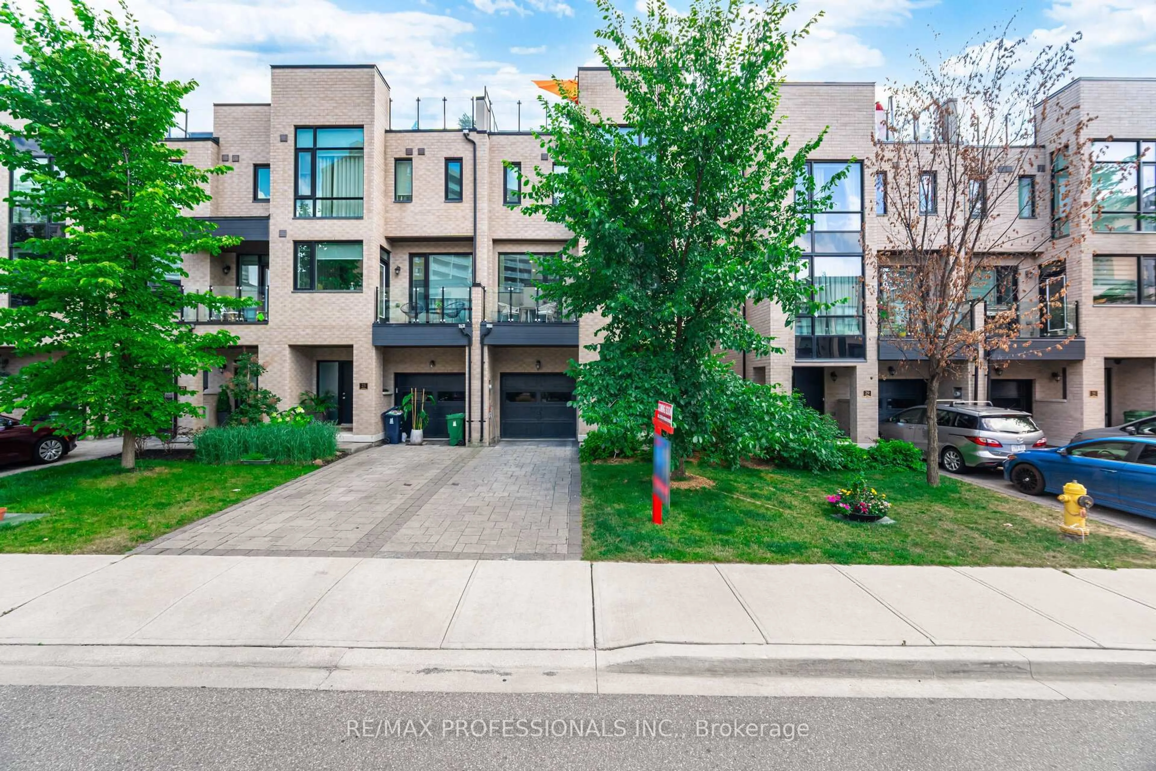 A pic from outside/outdoor area/front of a property/back of a property/a pic from drone, street for 27 Pony Farm Dr, Toronto Ontario M9R 0B3