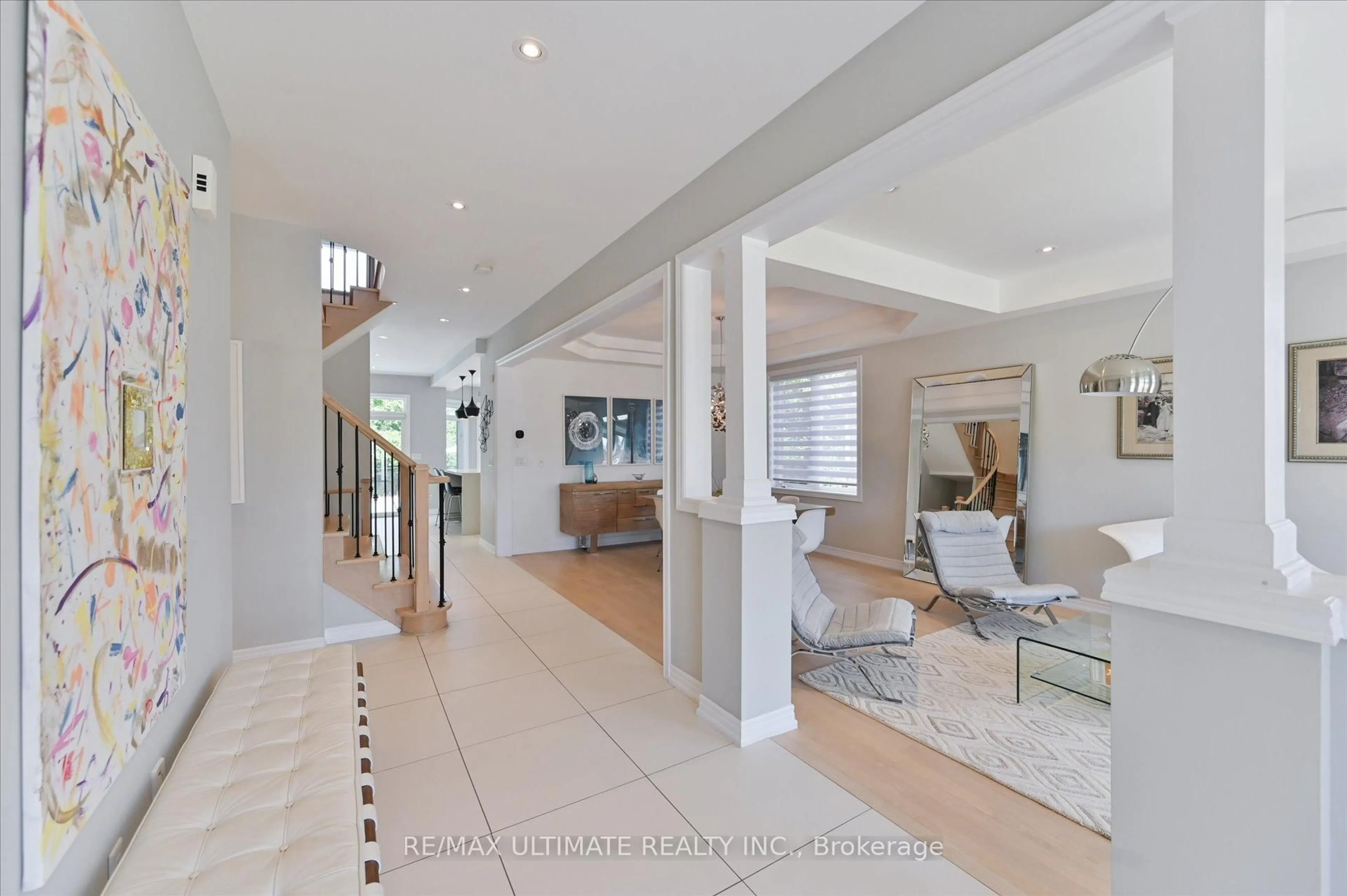 Indoor foyer for 947 Brass Winds Pl, Mississauga Ontario L5W 1T1