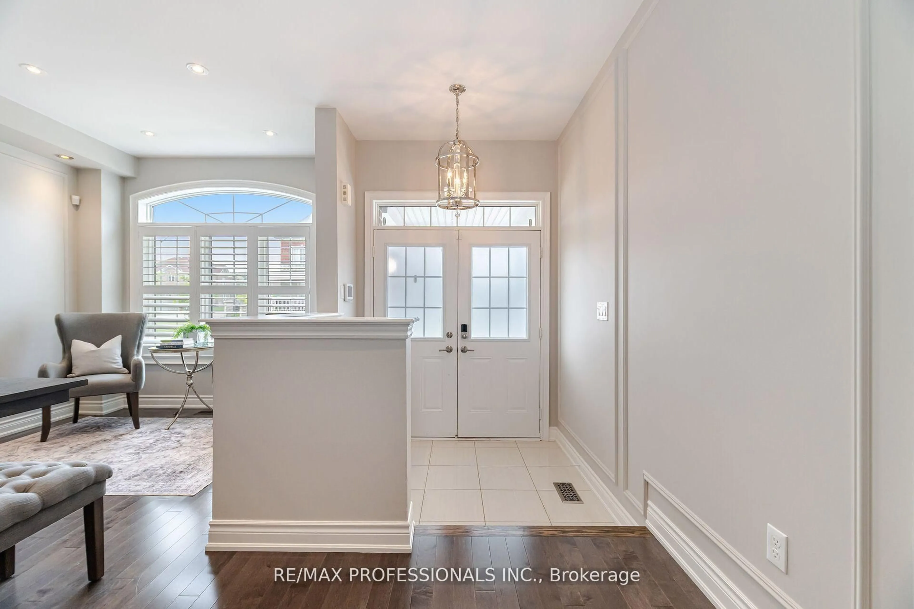 Indoor entryway for 3190 Southwind Rd, Mississauga Ontario L5M 0V8