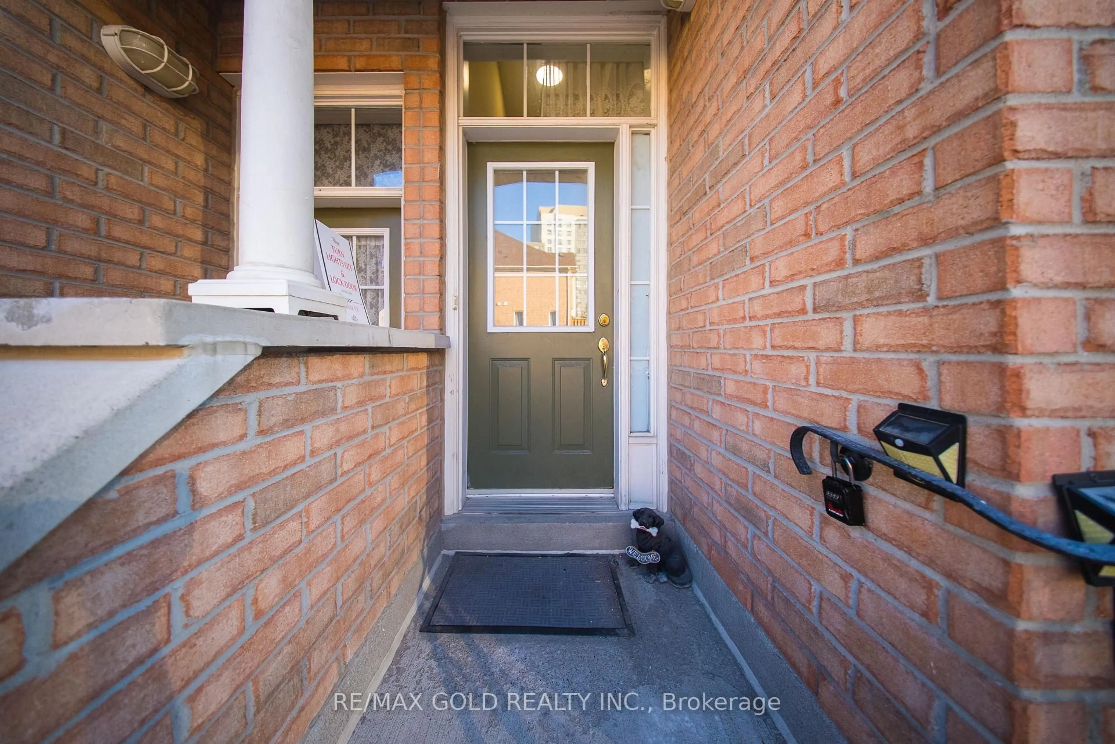 Indoor entryway for 50 Strathaven Dr #58, Mississauga Ontario L5R 4E7