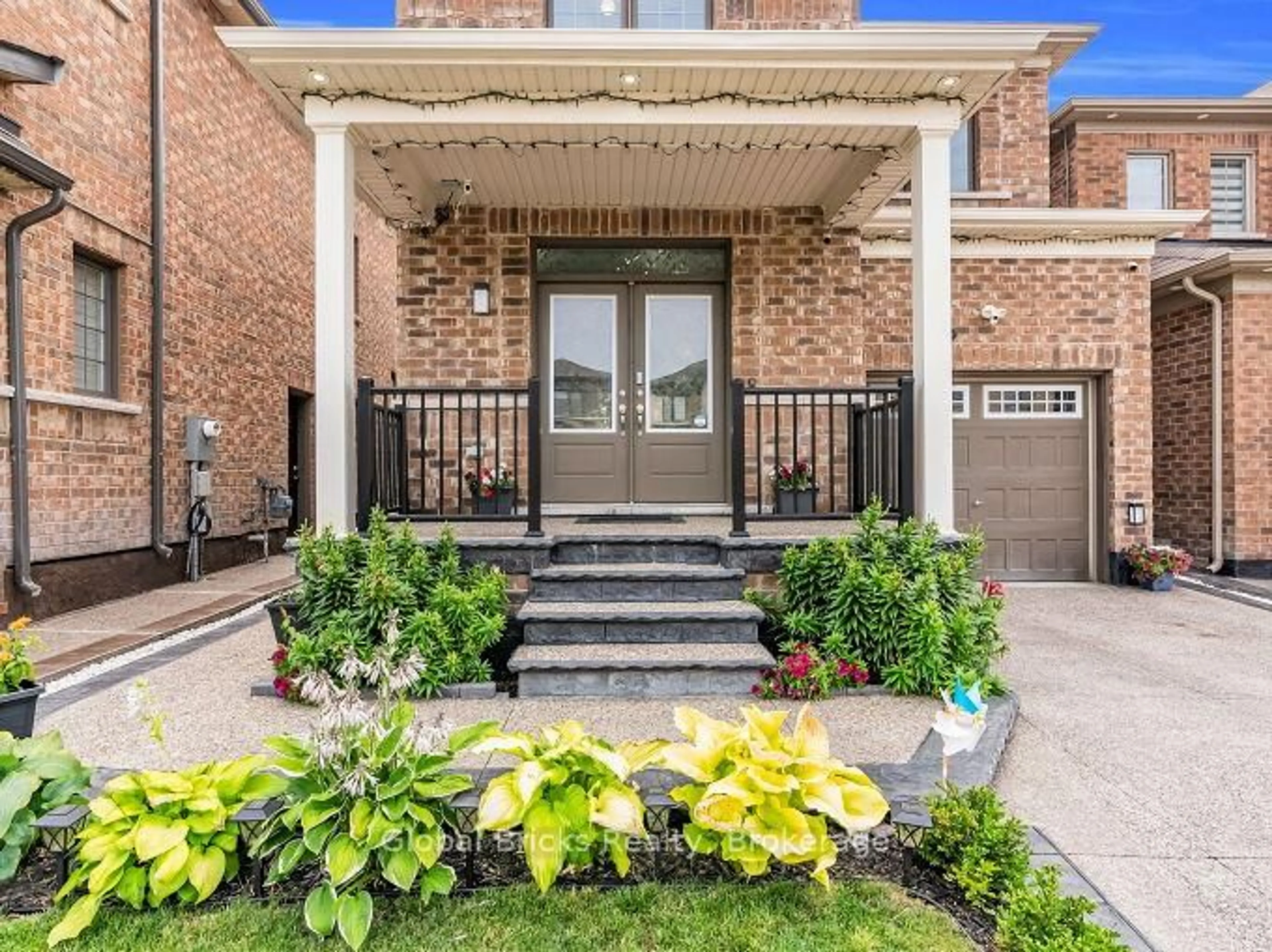 Indoor entryway for 13 Cyclone Tr, Brampton Ontario L7A 5E8