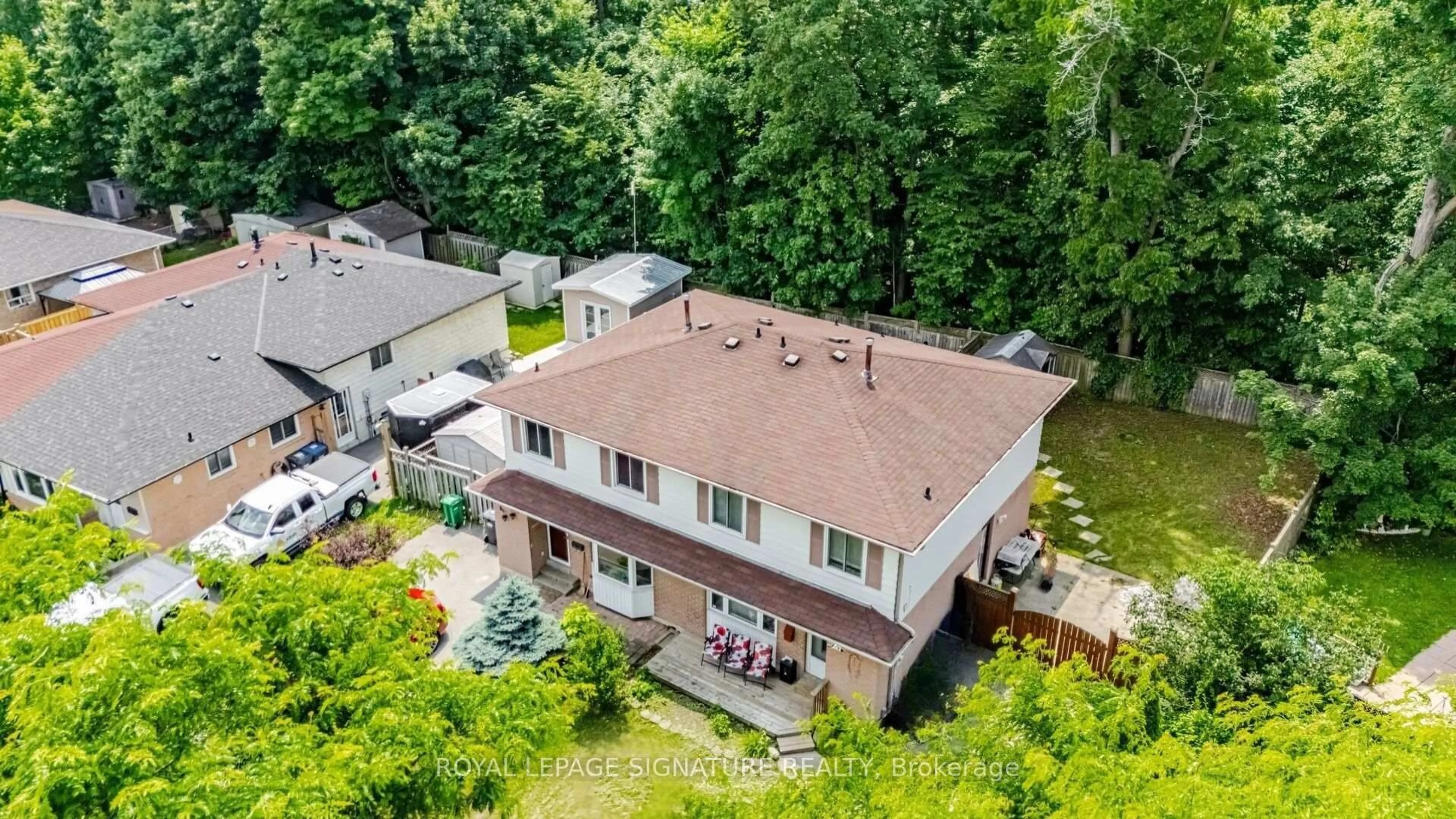 A pic from outside/outdoor area/front of a property/back of a property/a pic from drone, water/lake/river/ocean view for 71 Mandarin Cres, Brampton Ontario L6S 2S2