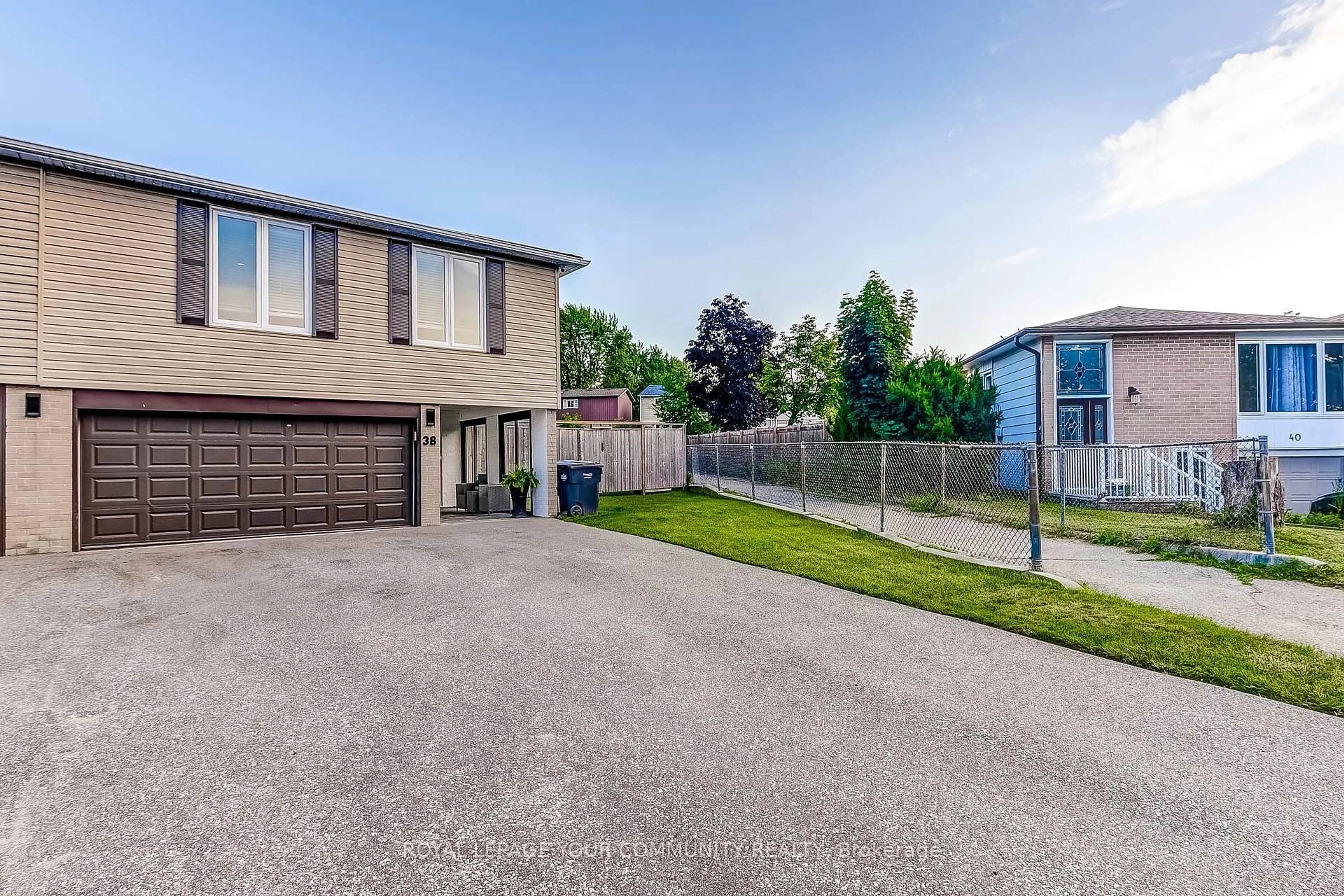 A pic from outside/outdoor area/front of a property/back of a property/a pic from drone, street for 38 Gainsborough Rd, Brampton Ontario L6S 1X1