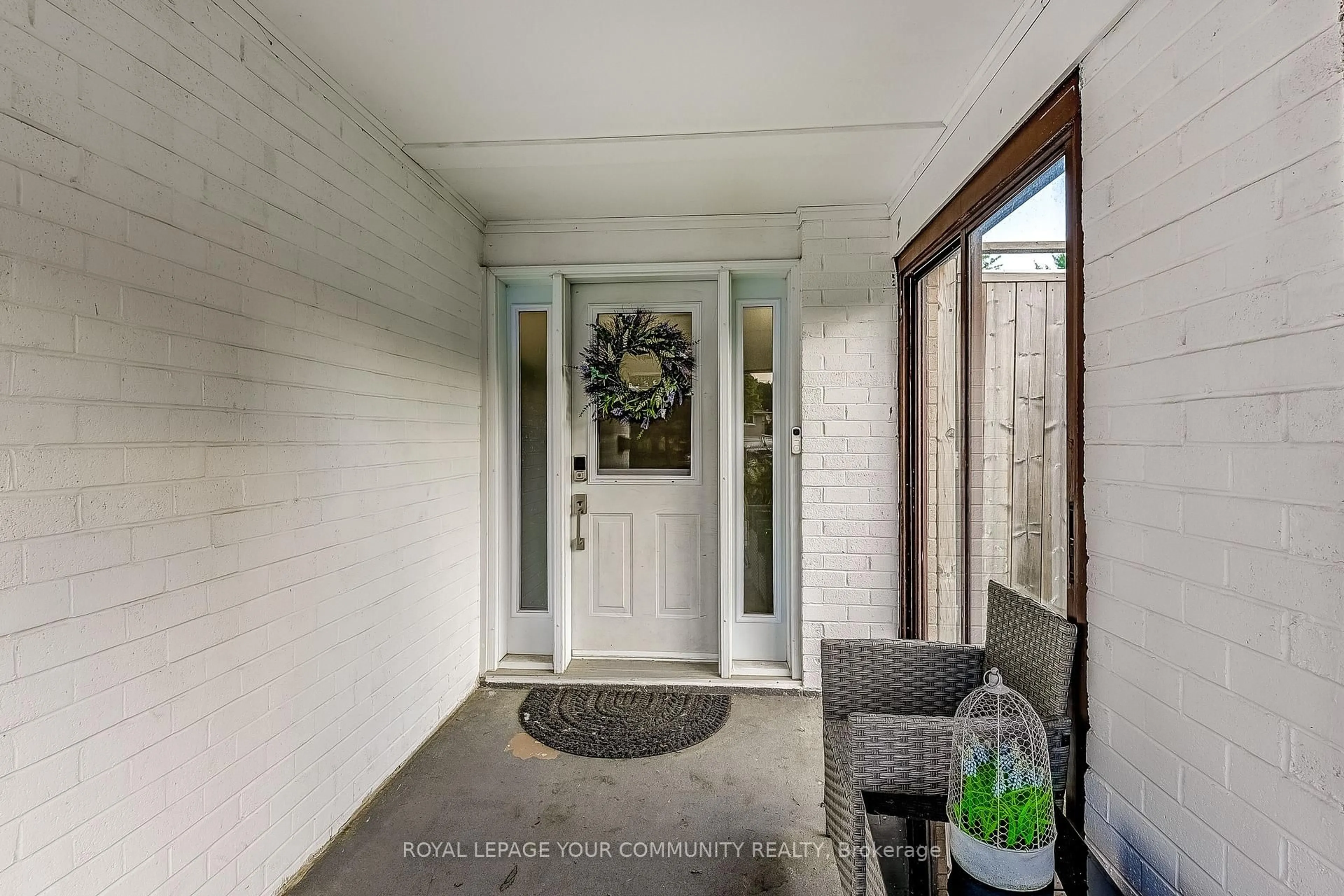 Indoor entryway for 38 Gainsborough Rd, Brampton Ontario L6S 1X1