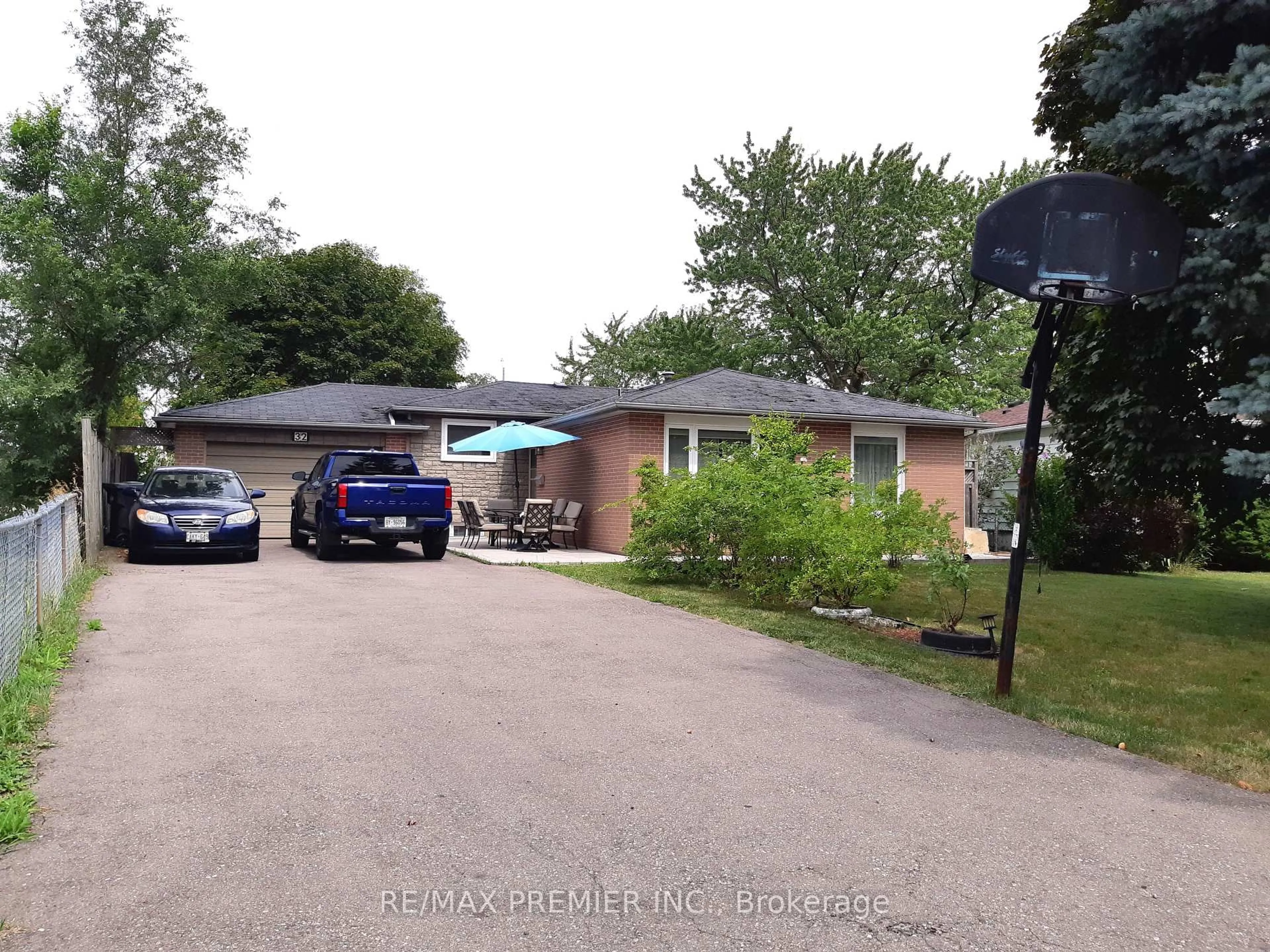 A pic from outside/outdoor area/front of a property/back of a property/a pic from drone, street for 32 Dunblaine Cres, Brampton Ontario L6T 3H2