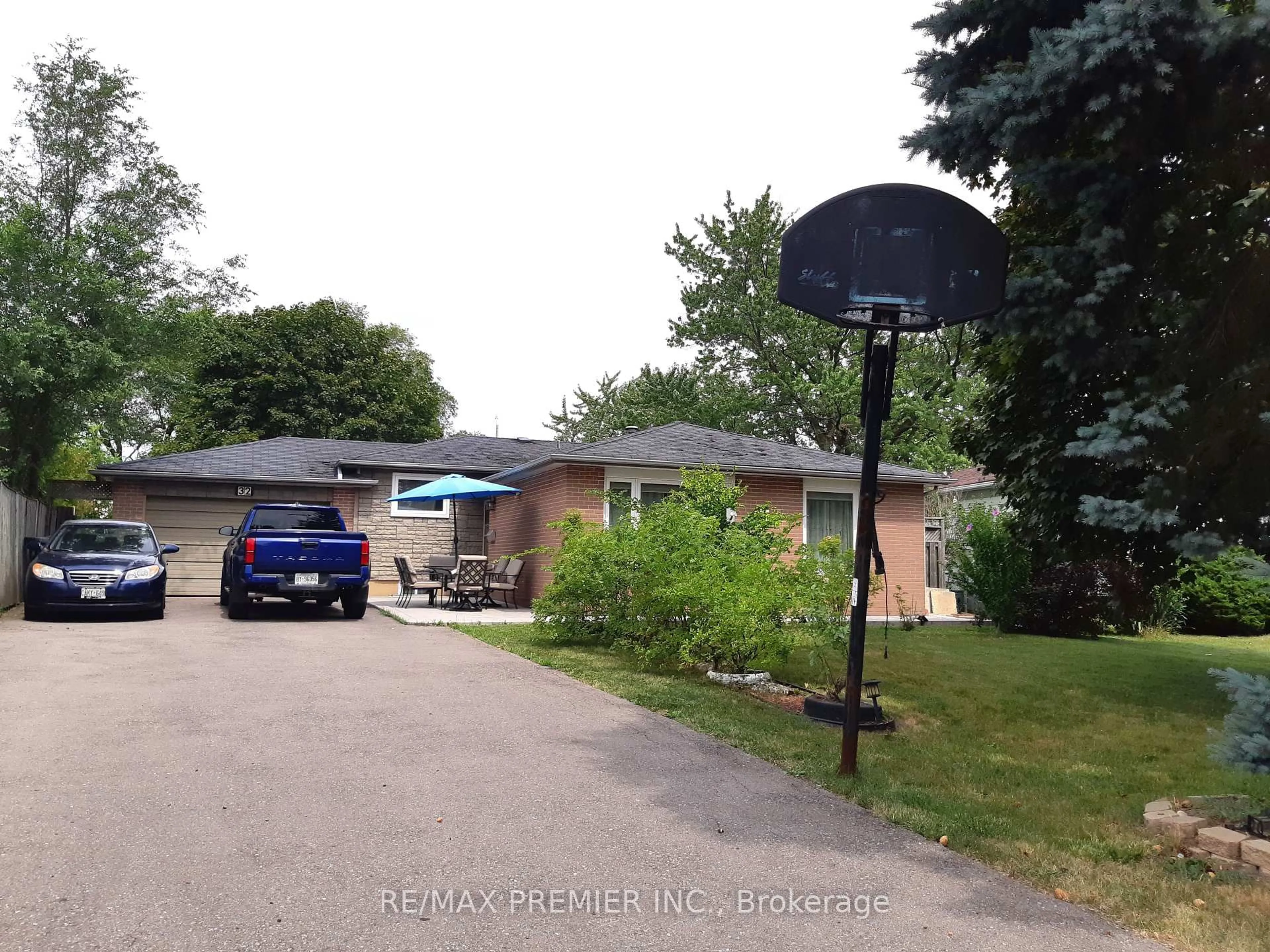 A pic from outside/outdoor area/front of a property/back of a property/a pic from drone, street for 32 Dunblaine Cres, Brampton Ontario L6T 3H2