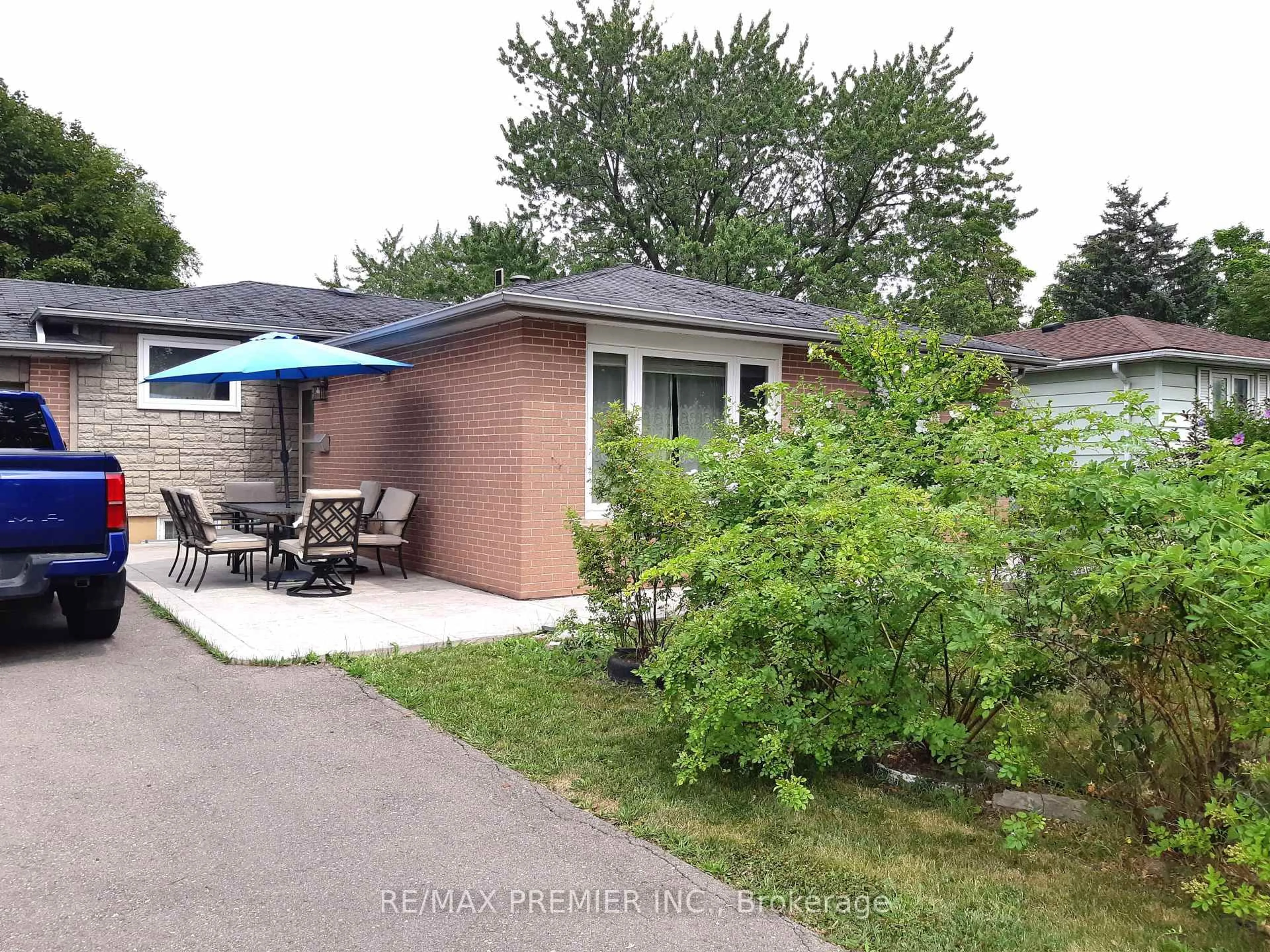A pic from outside/outdoor area/front of a property/back of a property/a pic from drone, street for 32 Dunblaine Cres, Brampton Ontario L6T 3H2