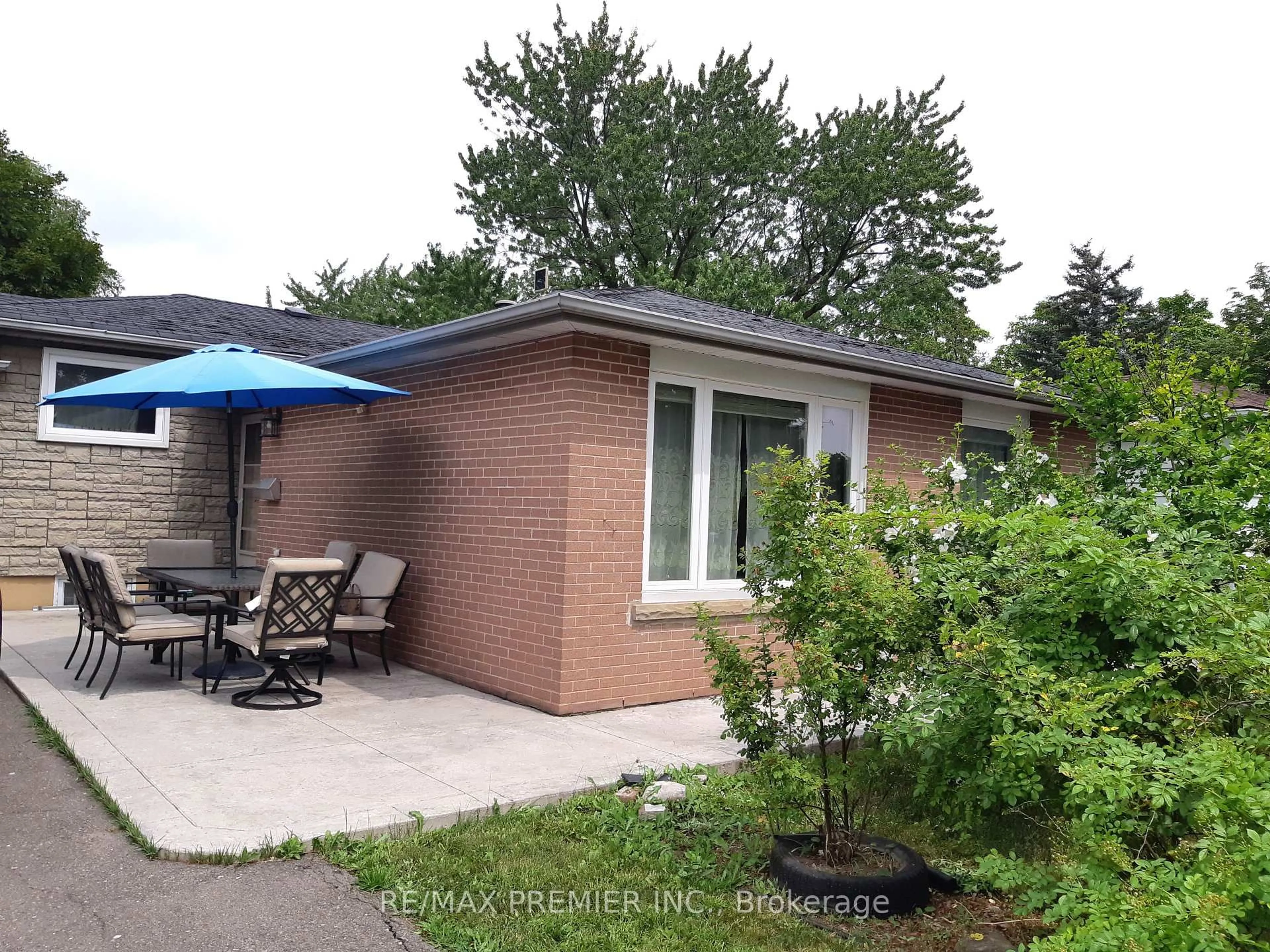 Patio, street for 32 Dunblaine Cres, Brampton Ontario L6T 3H2