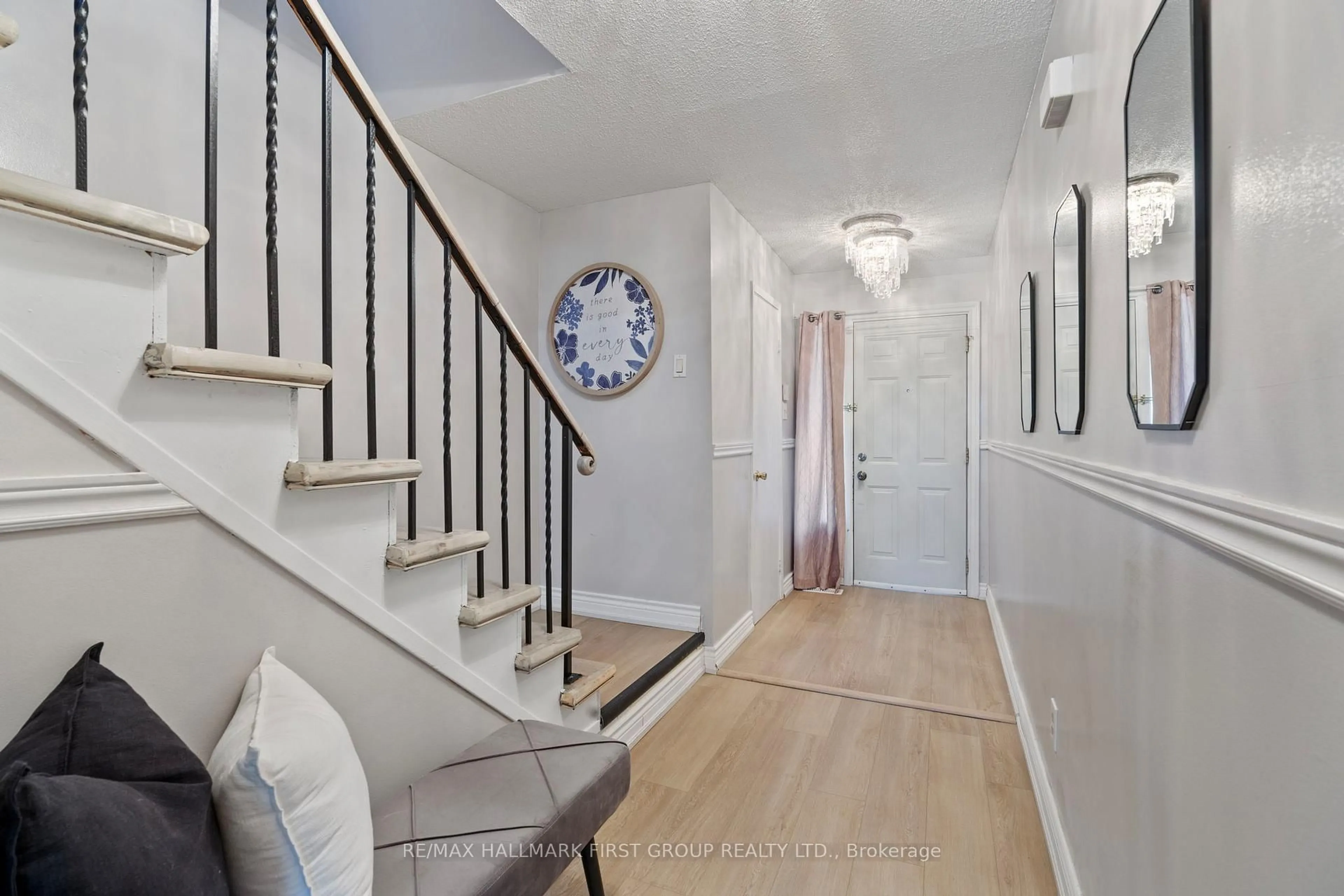 Indoor entryway for 3025 Cedarglen Gate #51, Mississauga Ontario L5C 2V7