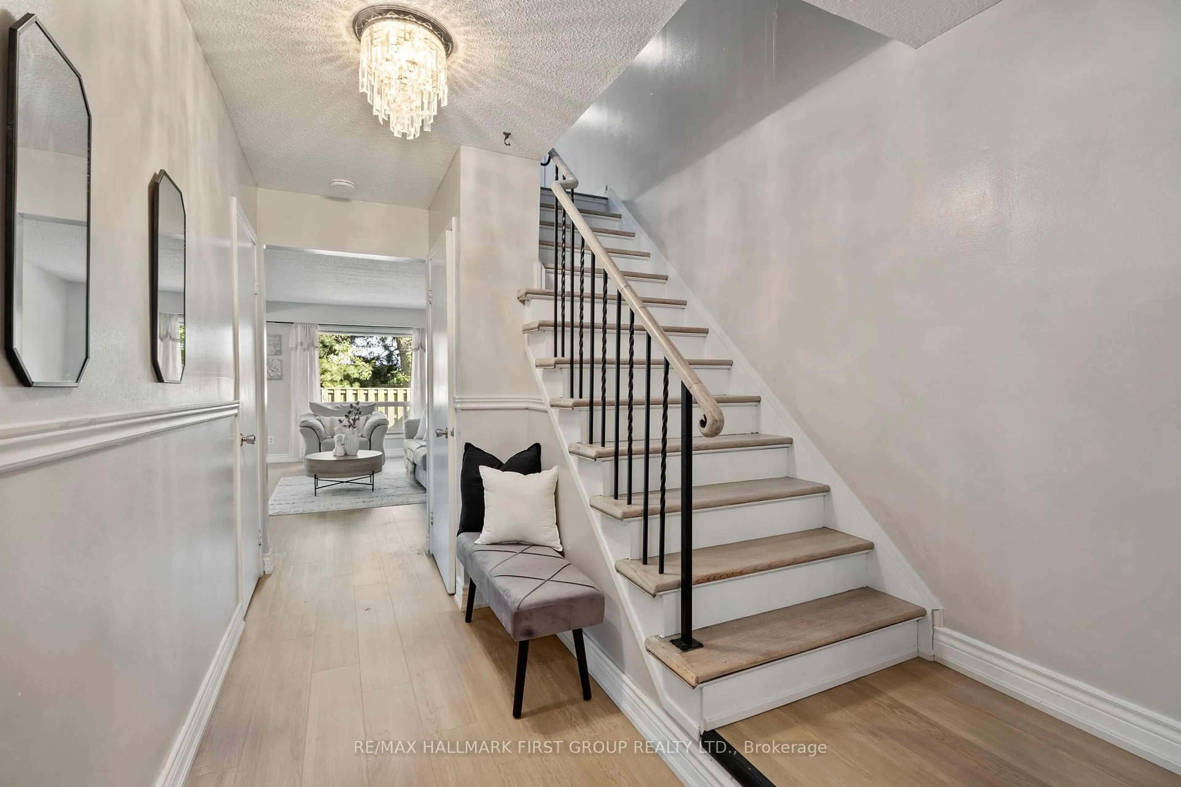 Indoor entryway for 3025 Cedarglen Gate #51, Mississauga Ontario L5C 2V7