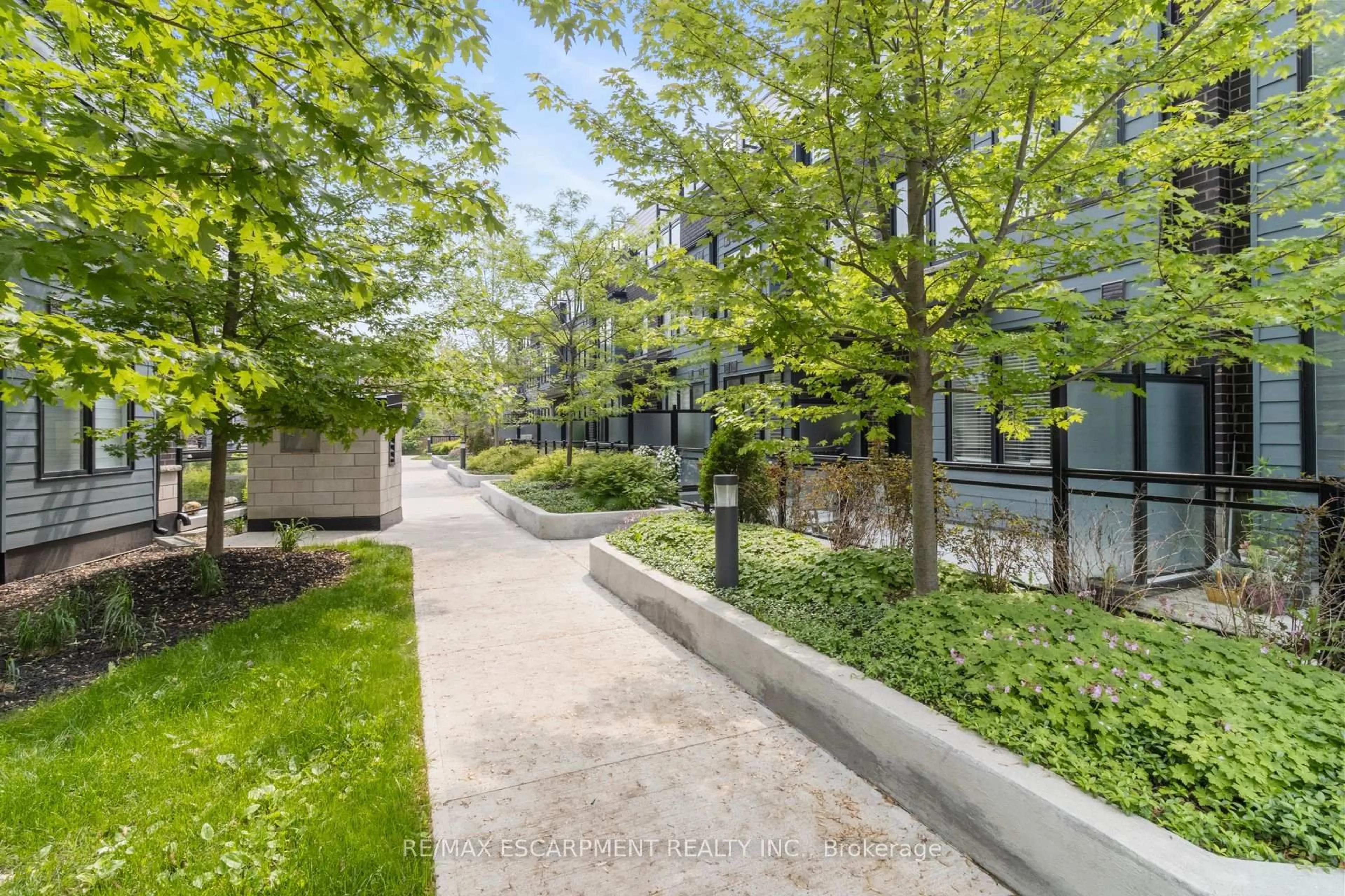 Patio, street for 2232 Bromsgrove Rd #4, Mississauga Ontario L5J 0B3