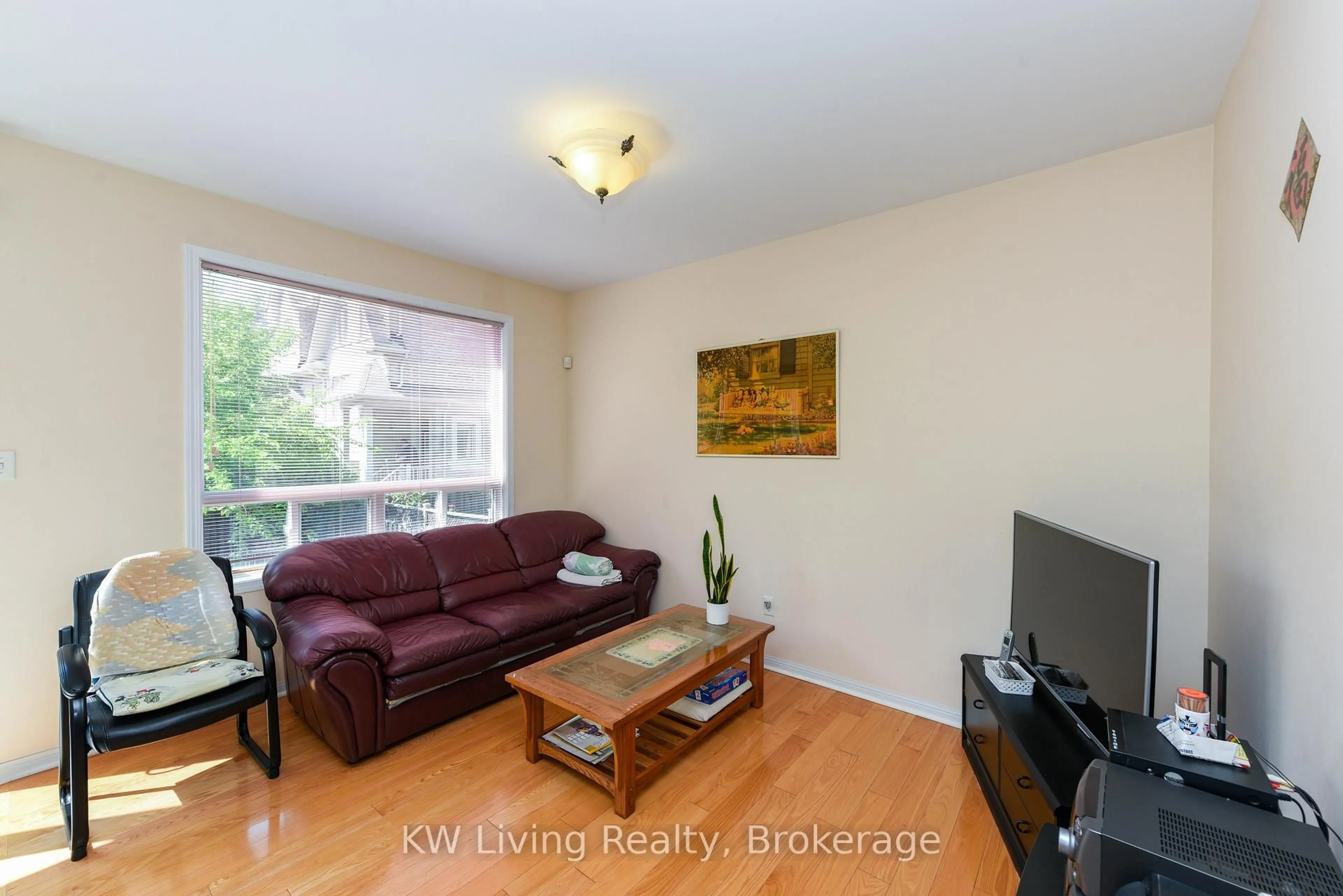 Living room with furniture, wood/laminate floor for 1387 Weir Chse, Mississauga Ontario L5V 2X1