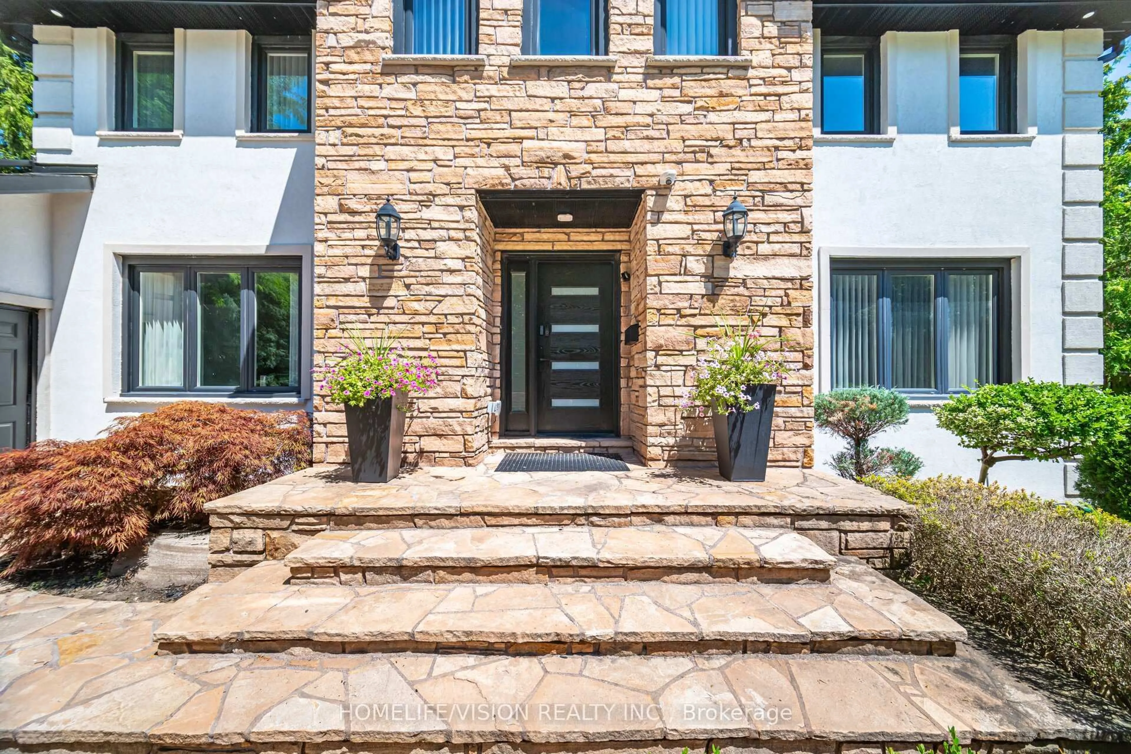 Indoor entryway for 1298 Bunsden Ave, Mississauga Ontario L5H 3T9