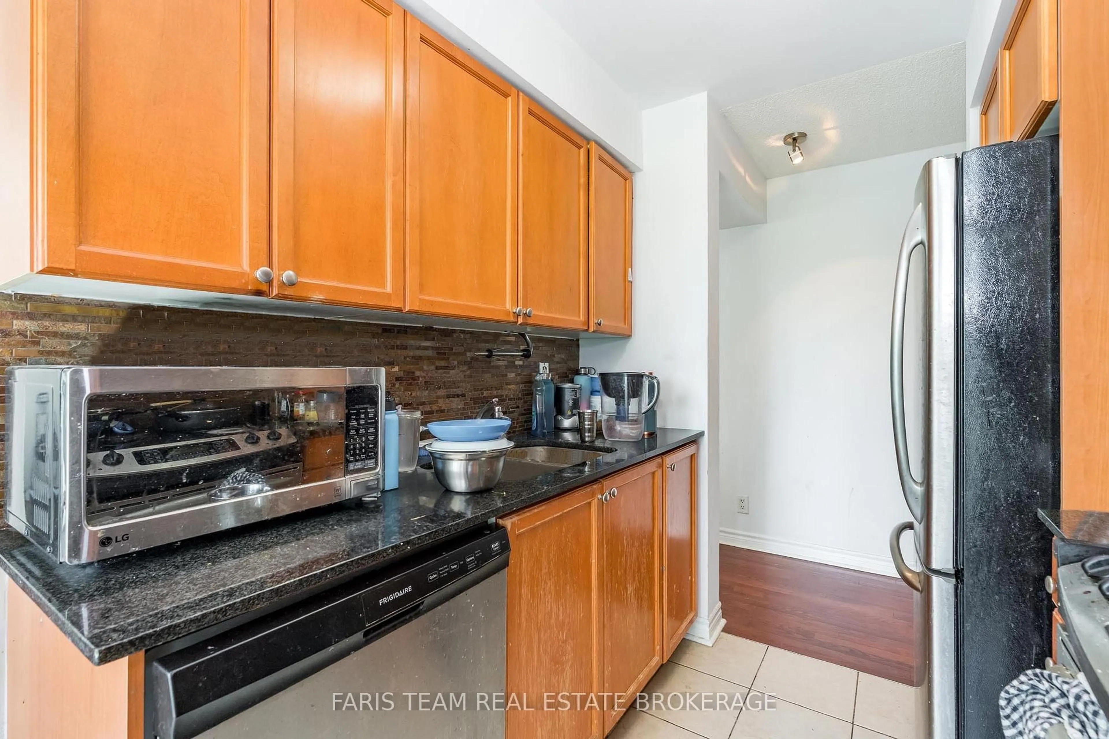 Standard kitchen, ceramic/tile floor for 1 Elm Dr #308, Mississauga Ontario L5B 4M1