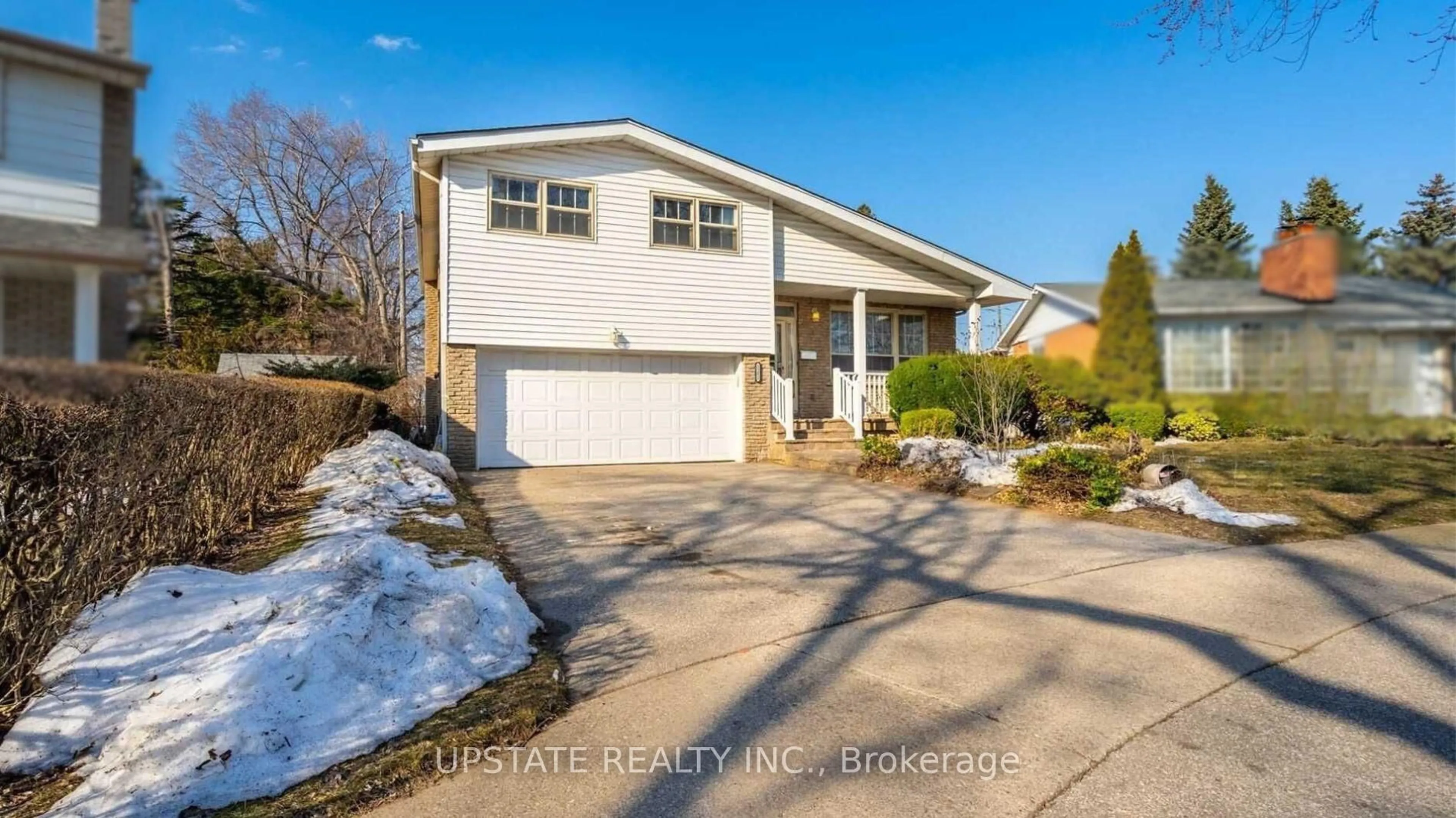 Home with vinyl exterior material, street for 2252 Kilgorie Crt, Mississauga Ontario L4Y 1X5