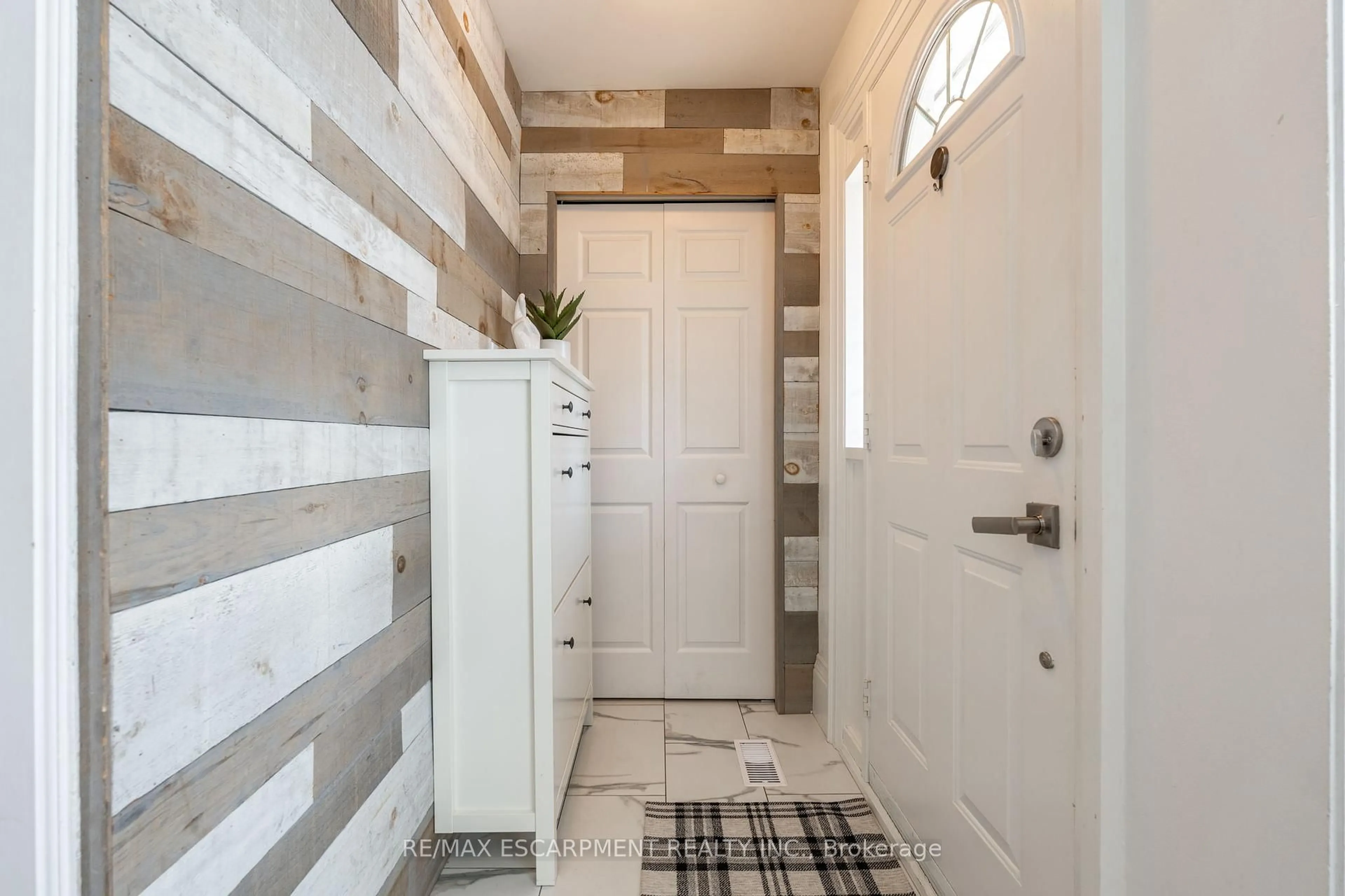 Indoor entryway for 2375 Gareth Rd, Mississauga Ontario L5B 1Z4