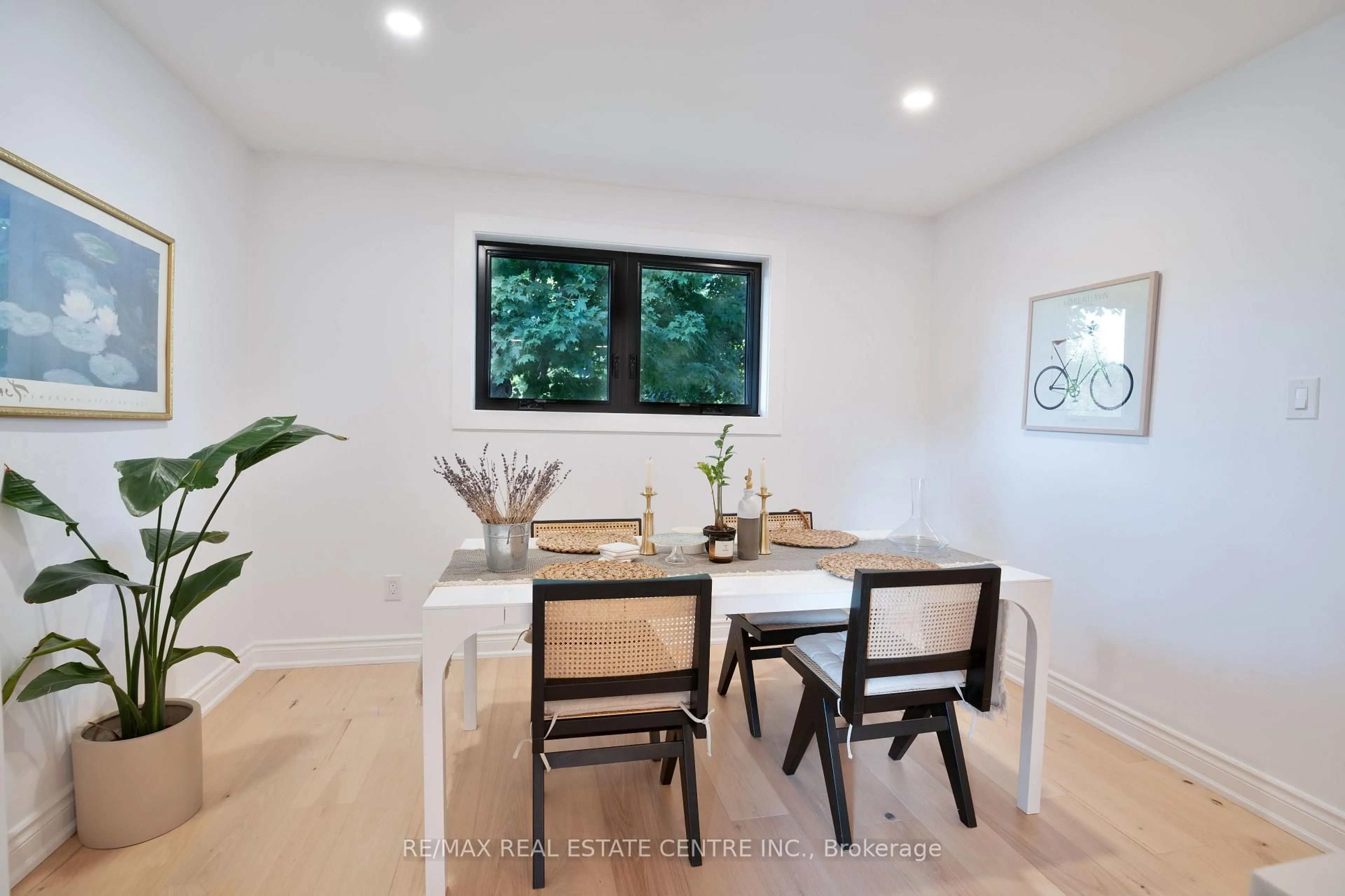 Dining room, wood/laminate floor for 2221 Wyandotte Dr, Oakville Ontario L6L 2T4