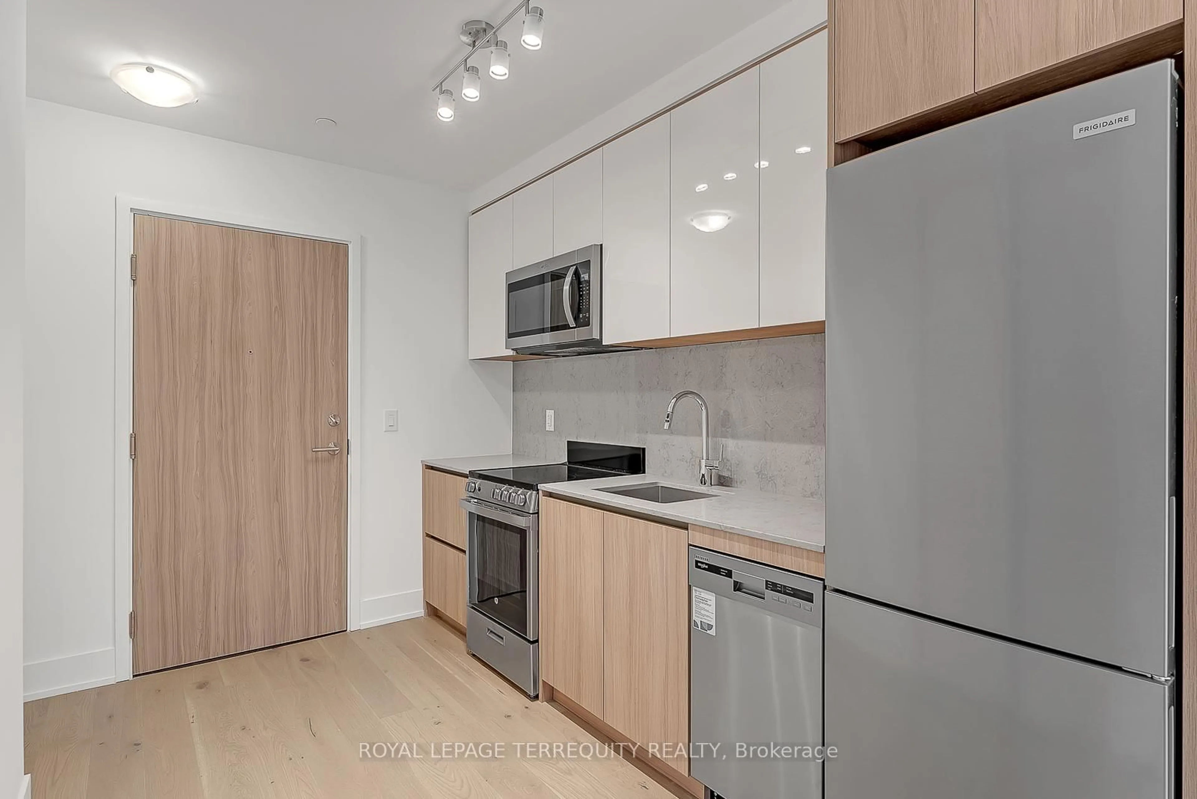 Standard kitchen, wood/laminate floor for 11 Maryport Ave #127, Toronto Ontario M3M 0E2