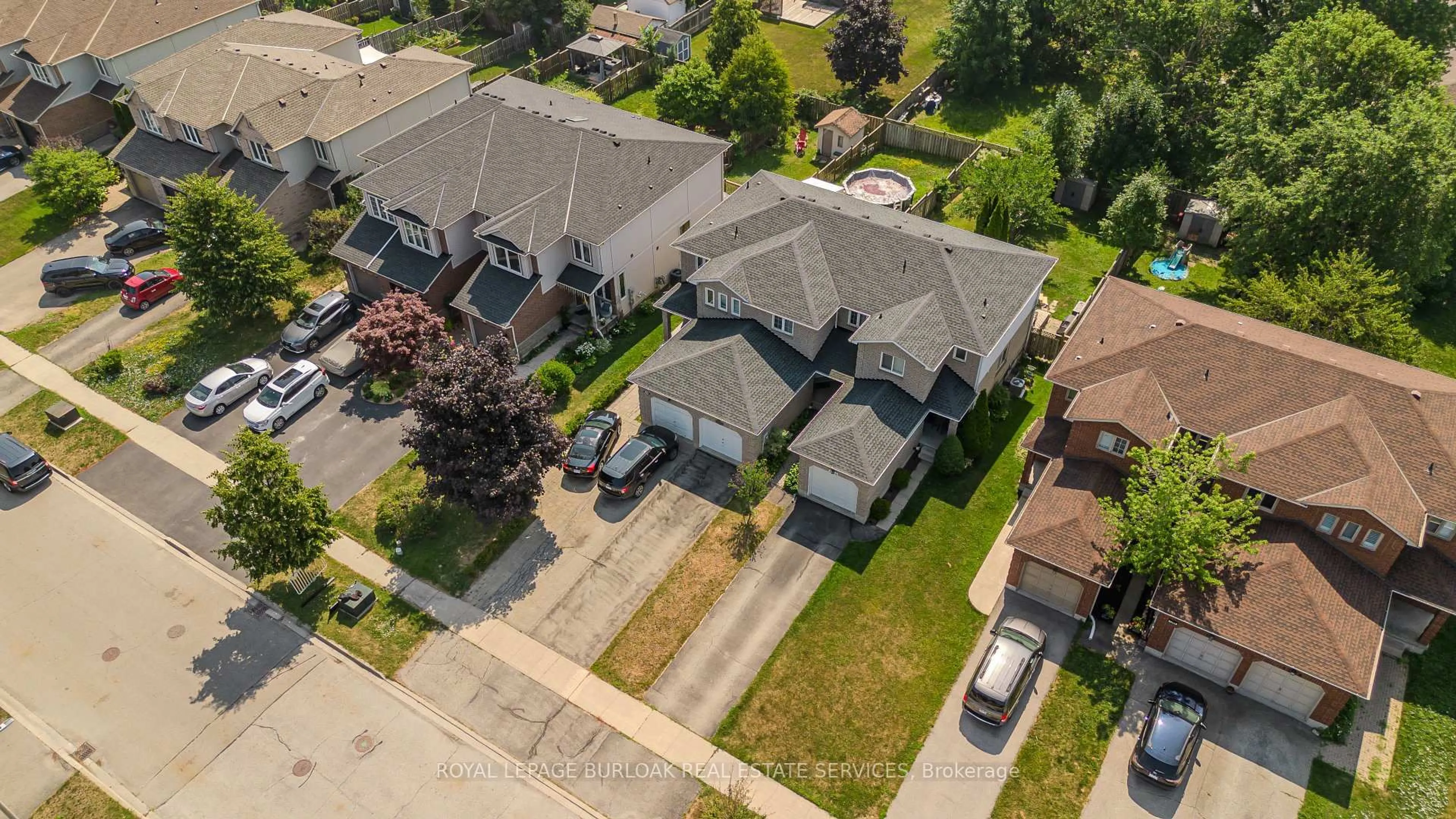 A pic from outside/outdoor area/front of a property/back of a property/a pic from drone, street for 1386 Treeland St, Burlington Ontario L7R 4P4